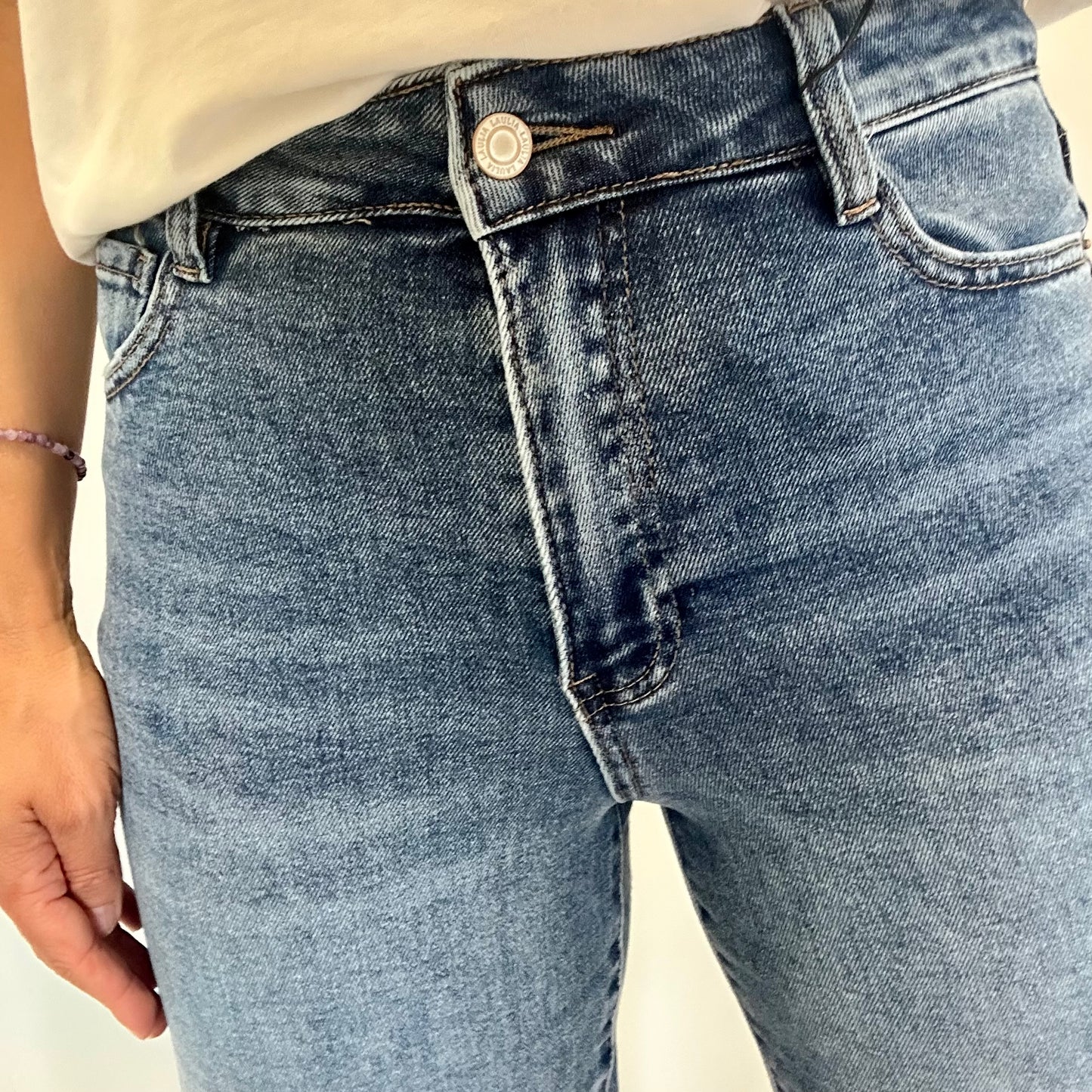 MID WASH STRAIGHT LEG JEANS - LONGER LENGTH WITH STRETCH