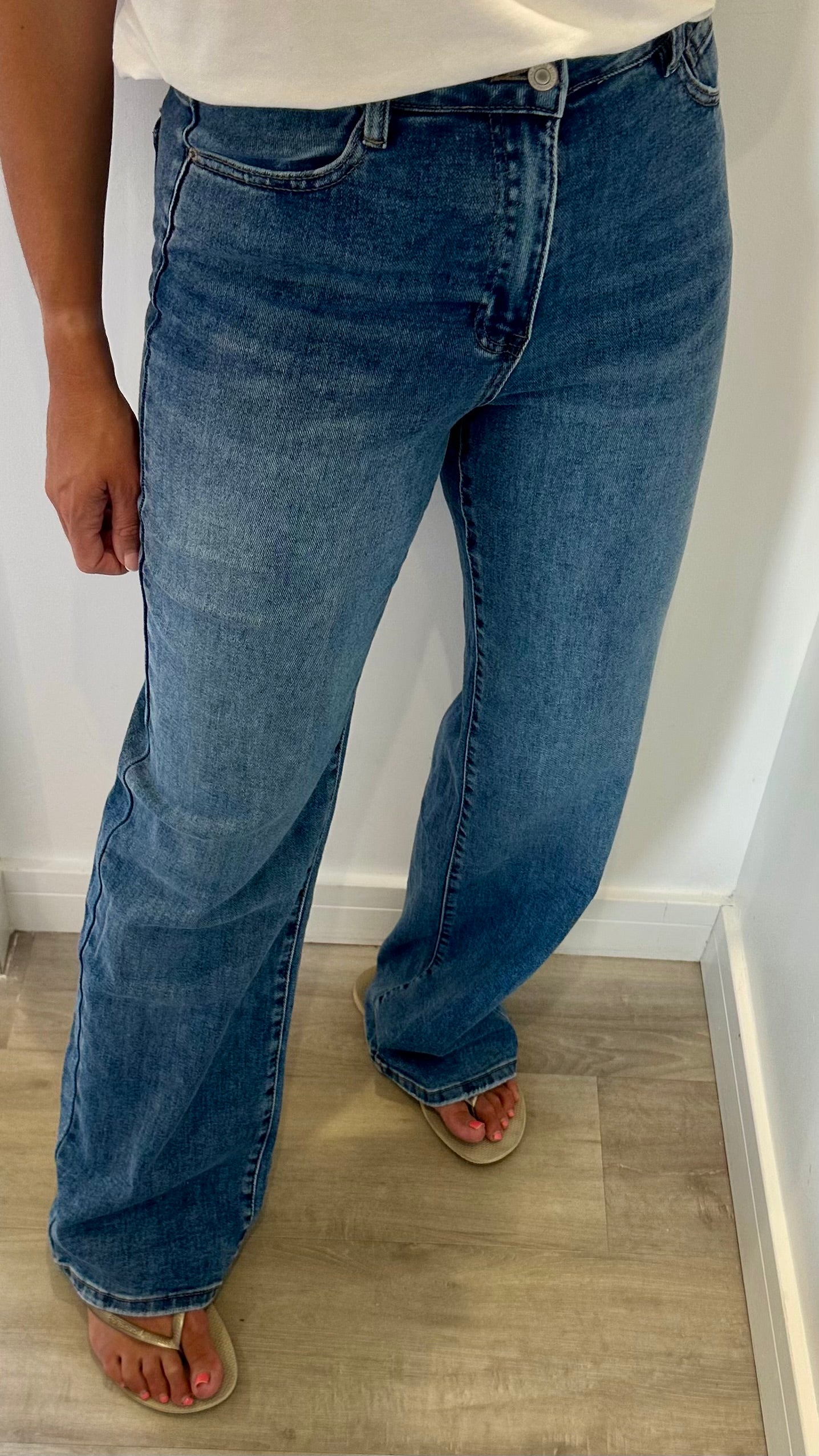 MID WASH STRAIGHT LEG JEANS - LONGER LENGTH WITH STRETCH