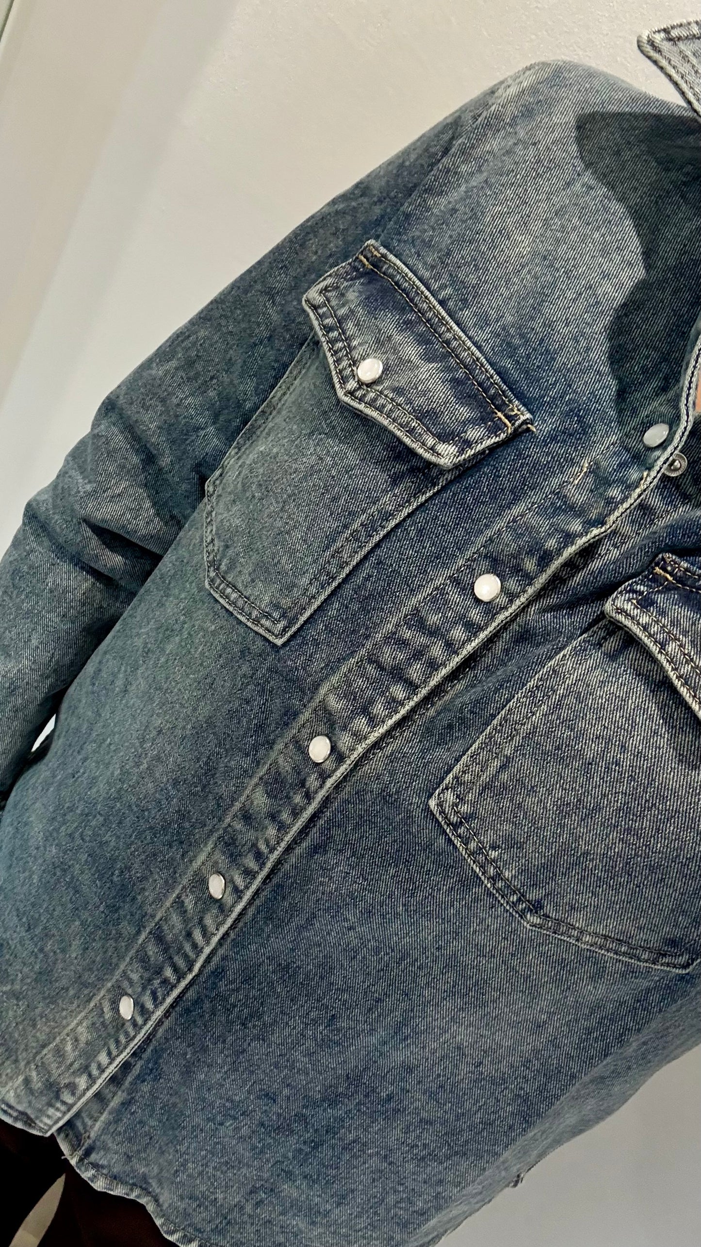 VINTAGE WASH PEARLESCENT BUTTON DENIM SHACKET