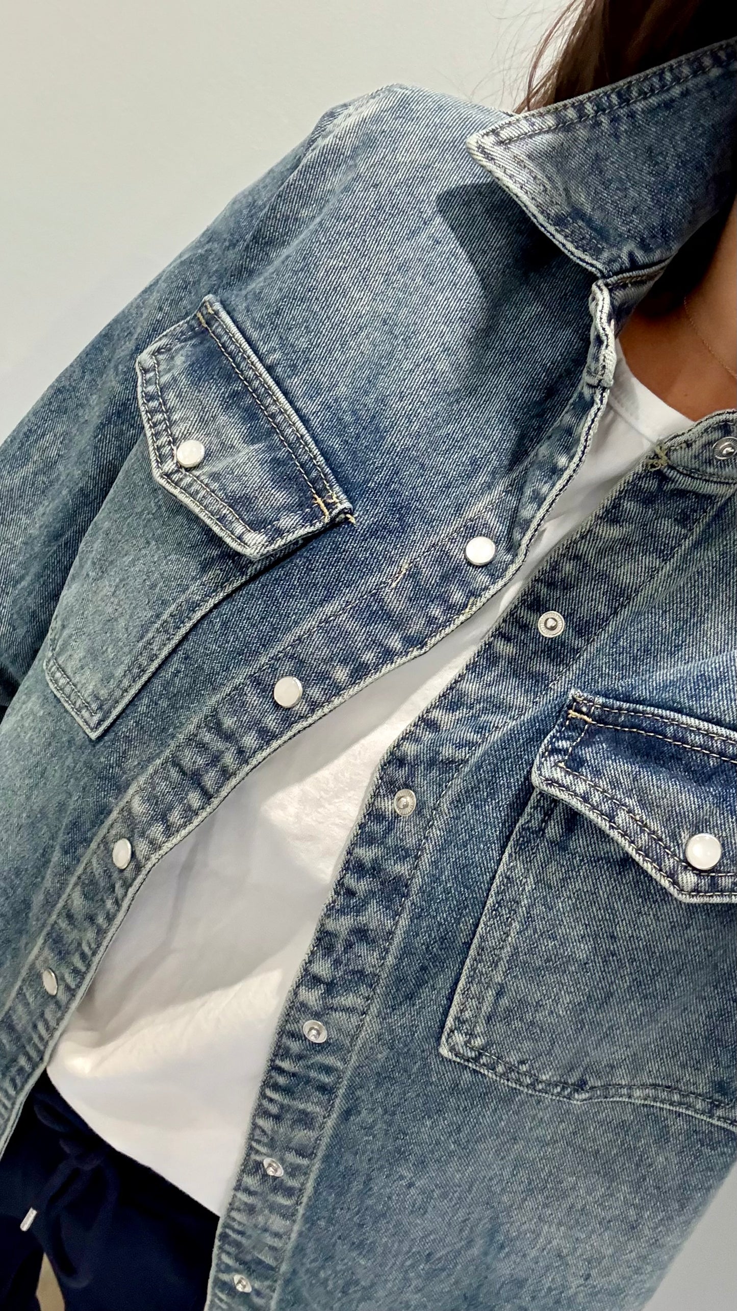 VINTAGE WASH PEARLESCENT BUTTON DENIM SHACKET