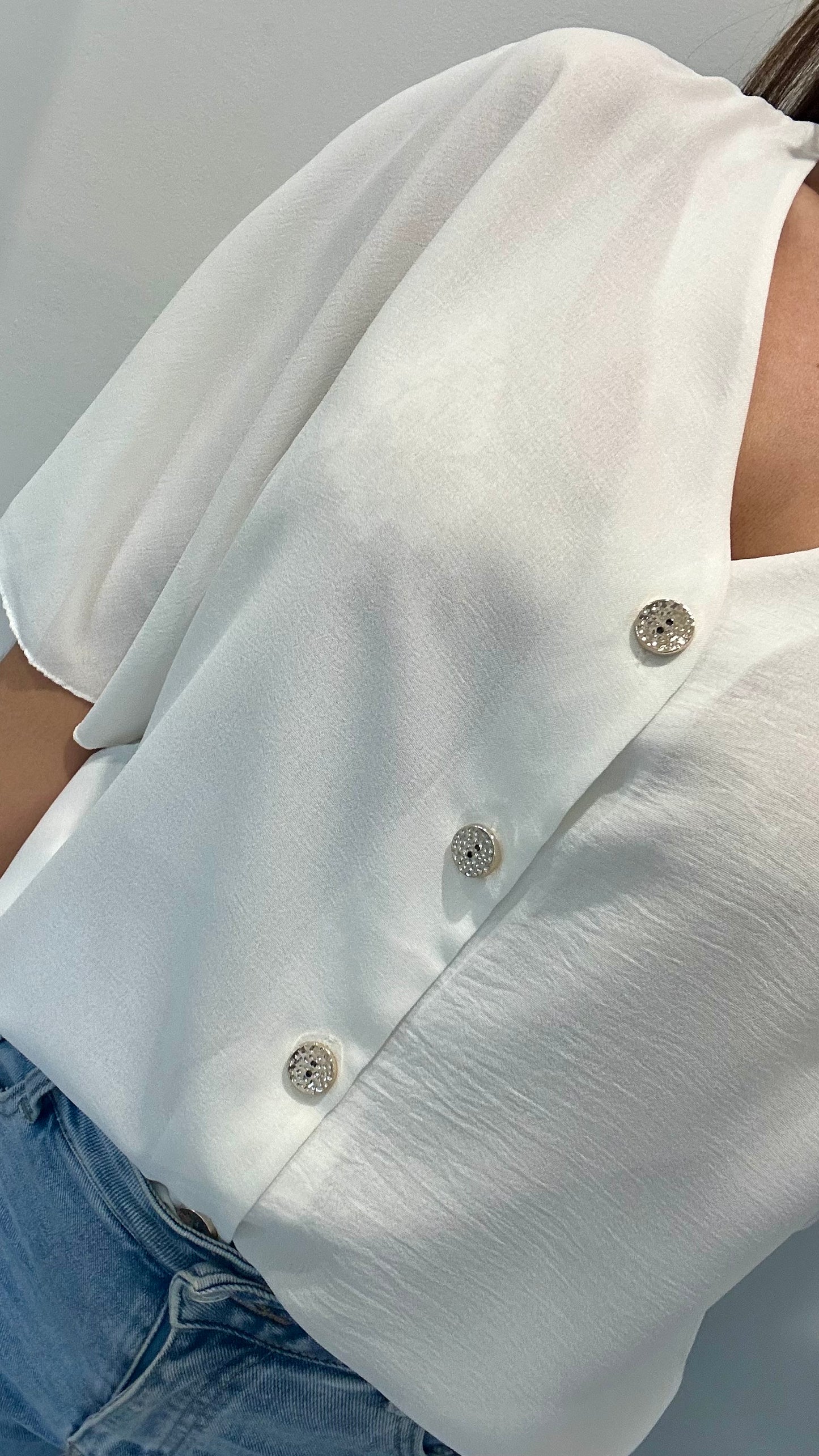 WHITE FLOATY SLEEVE BUTTON TOP