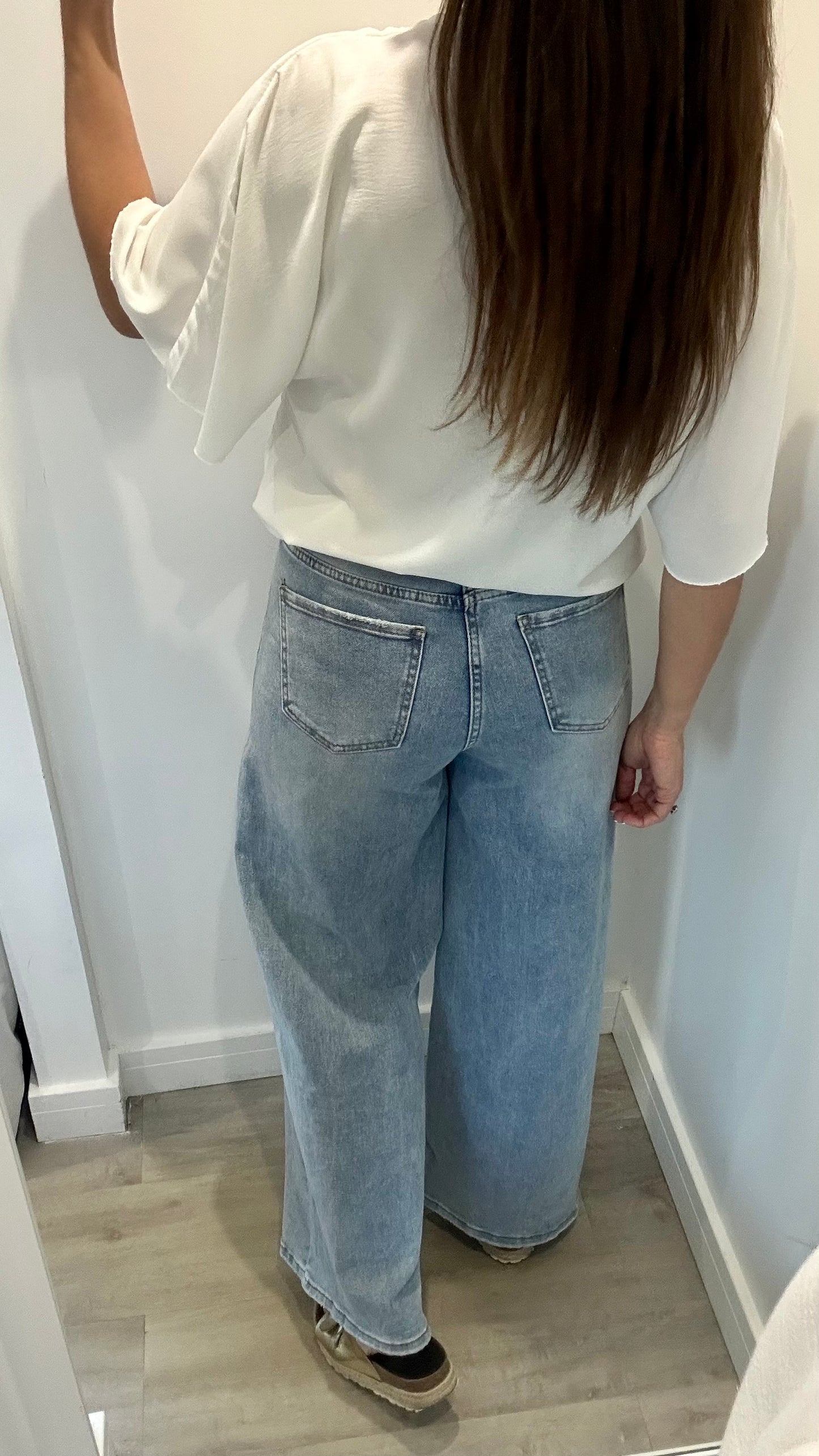 WHITE FLOATY SLEEVE BUTTON TOP