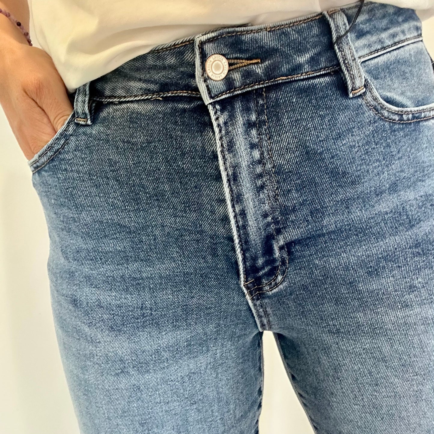 MID WASH STRAIGHT LEG JEANS - LONGER LENGTH WITH STRETCH