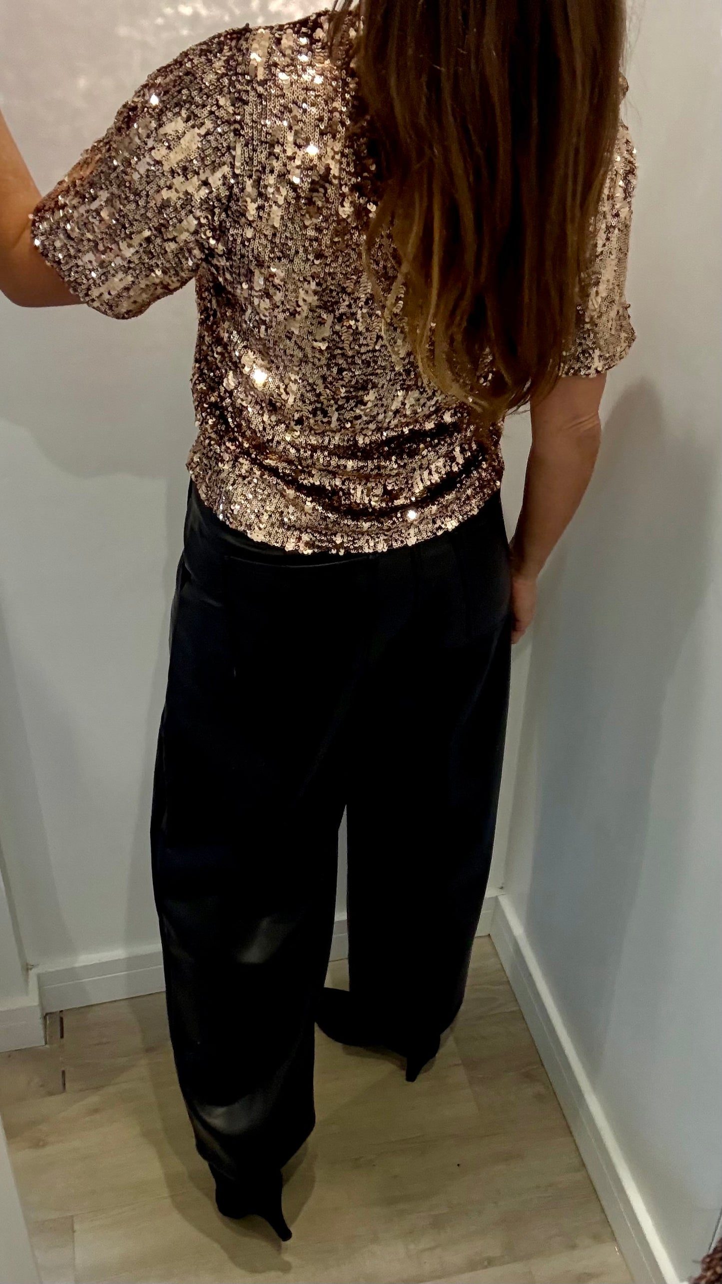 BRONZE SEQUIN V NECK SHORT SLEEVE TOP