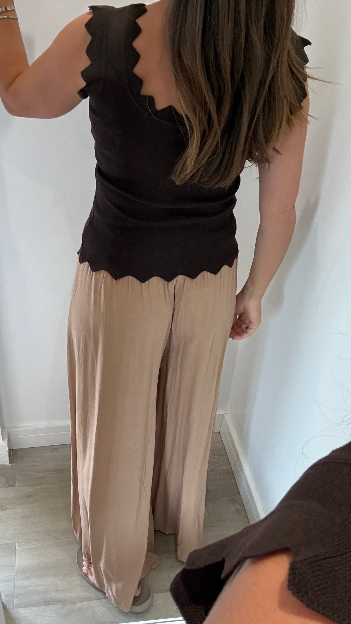 CHOCOLATE SCALLOP VEST TOP