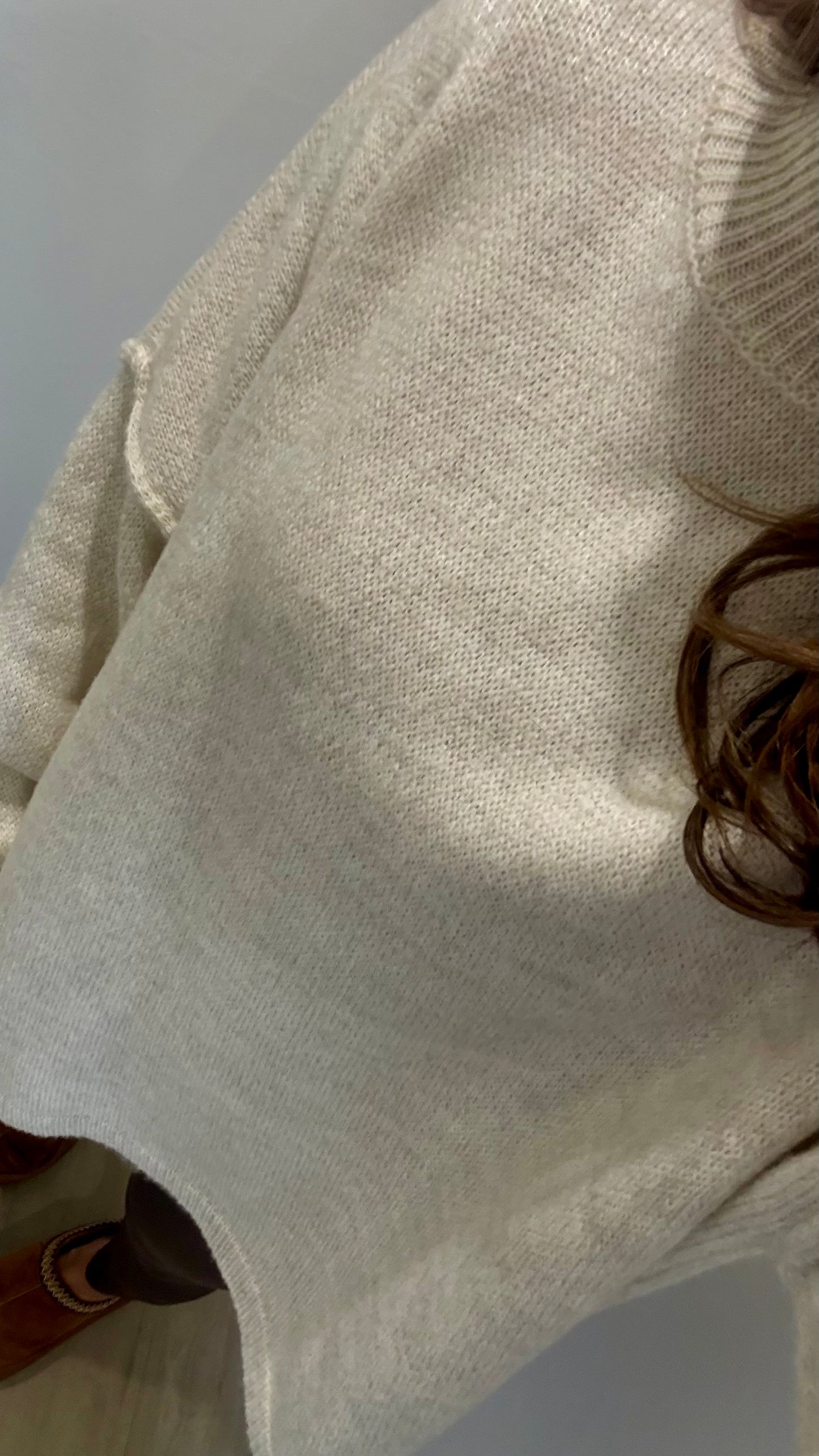 CREAM EXPOSED SEAM TURTLENECK KINIT JUMPER