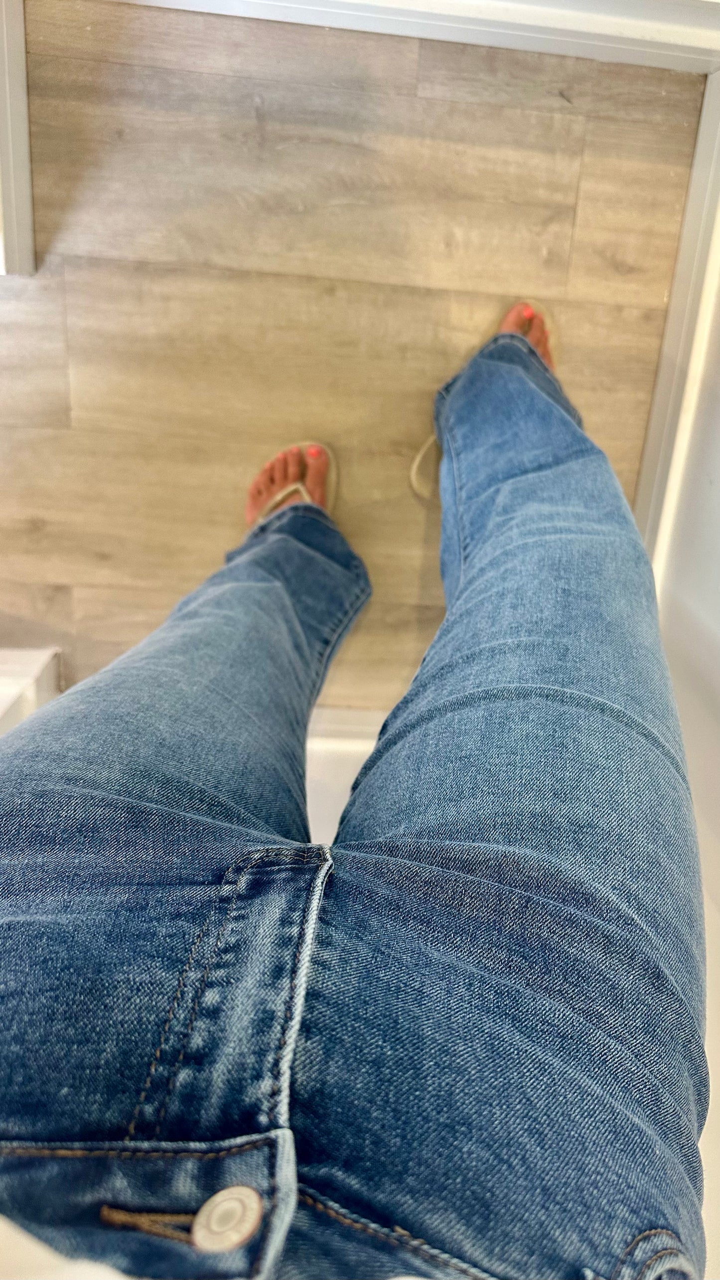 MID WASH STRAIGHT LEG JEANS - LONGER LENGTH WITH STRETCH