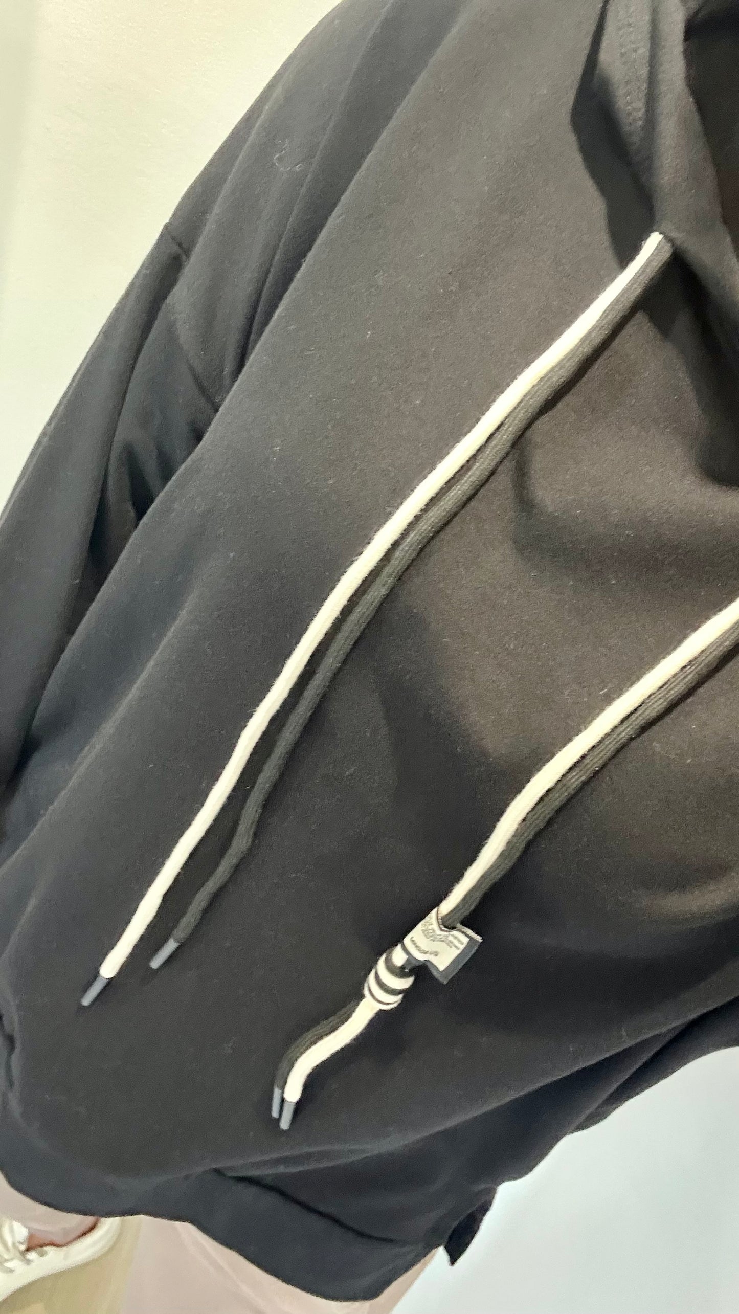 BLACK PLAIN LIGHTWEIGHT HOODIE