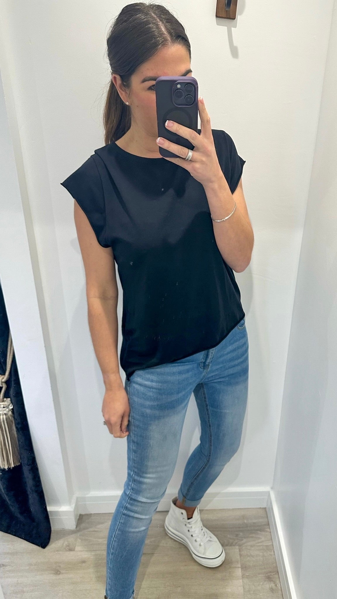 BLACK CAP SLEEVE TEE