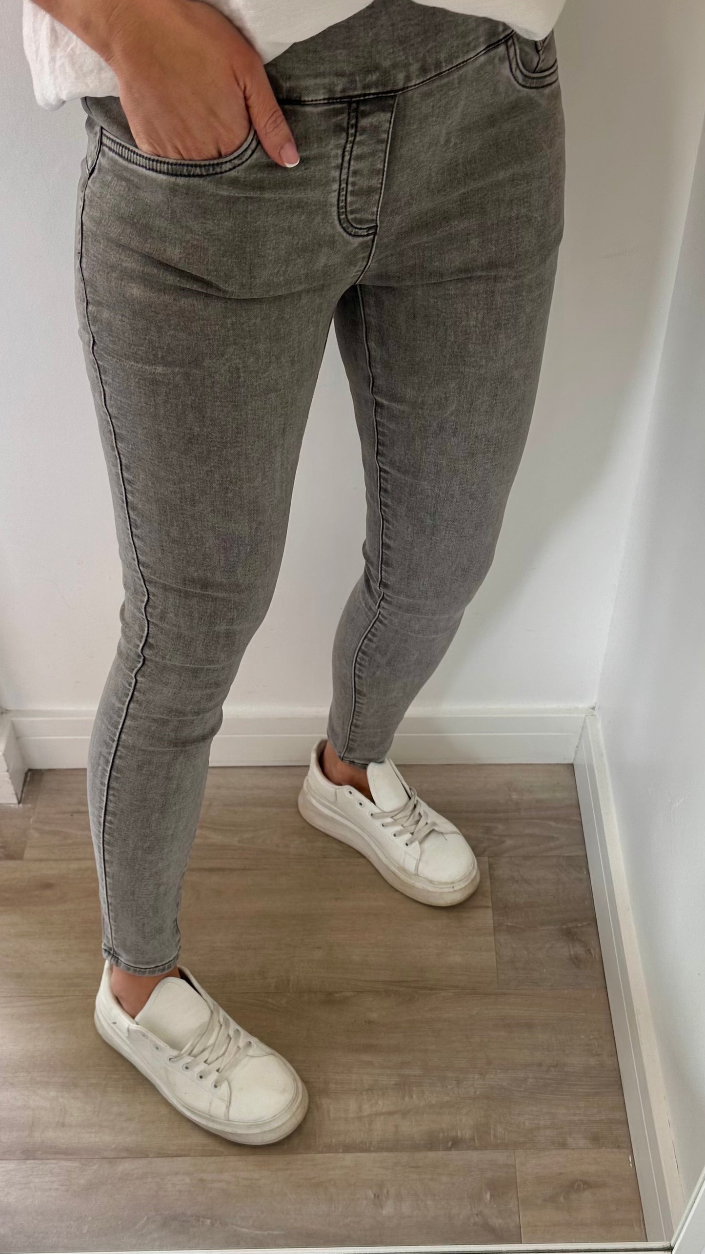 GREY TOCADO JEANS