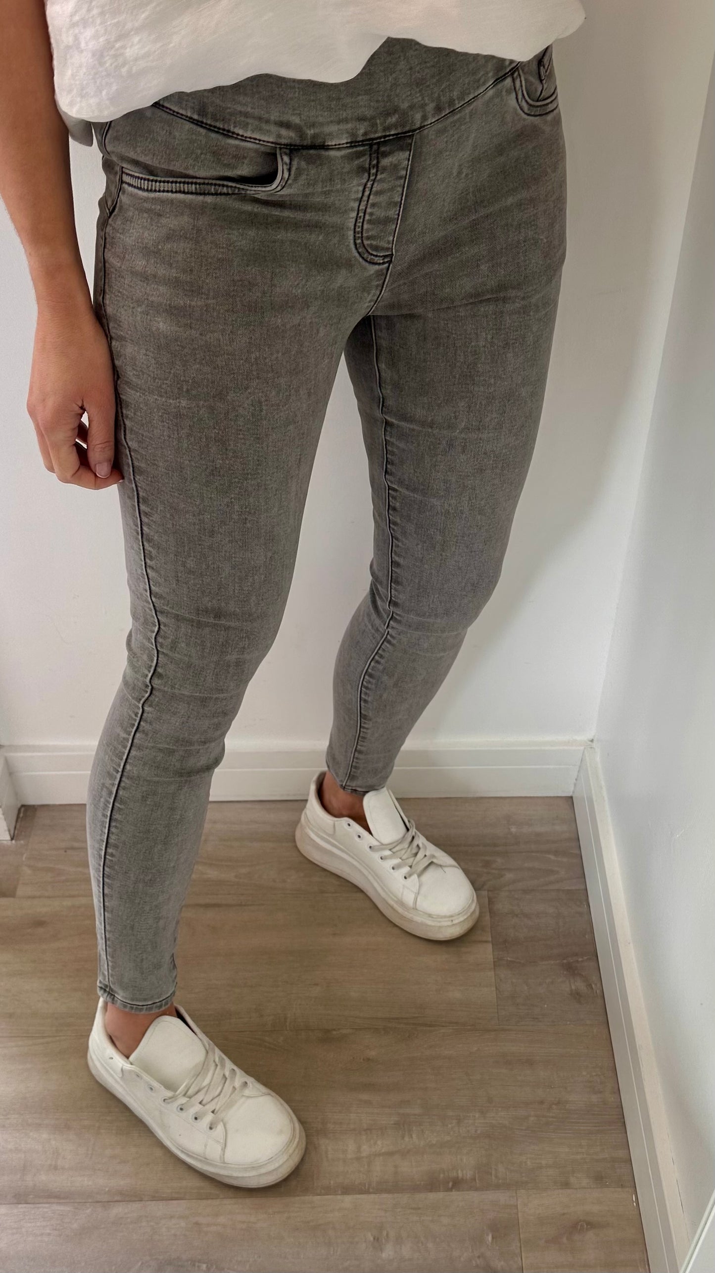 GREY TOCADO JEANS
