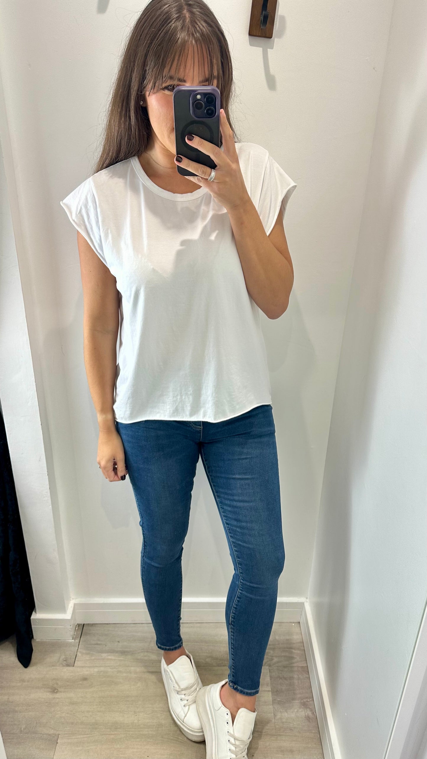 WHITE CAP SLEEVE TEE