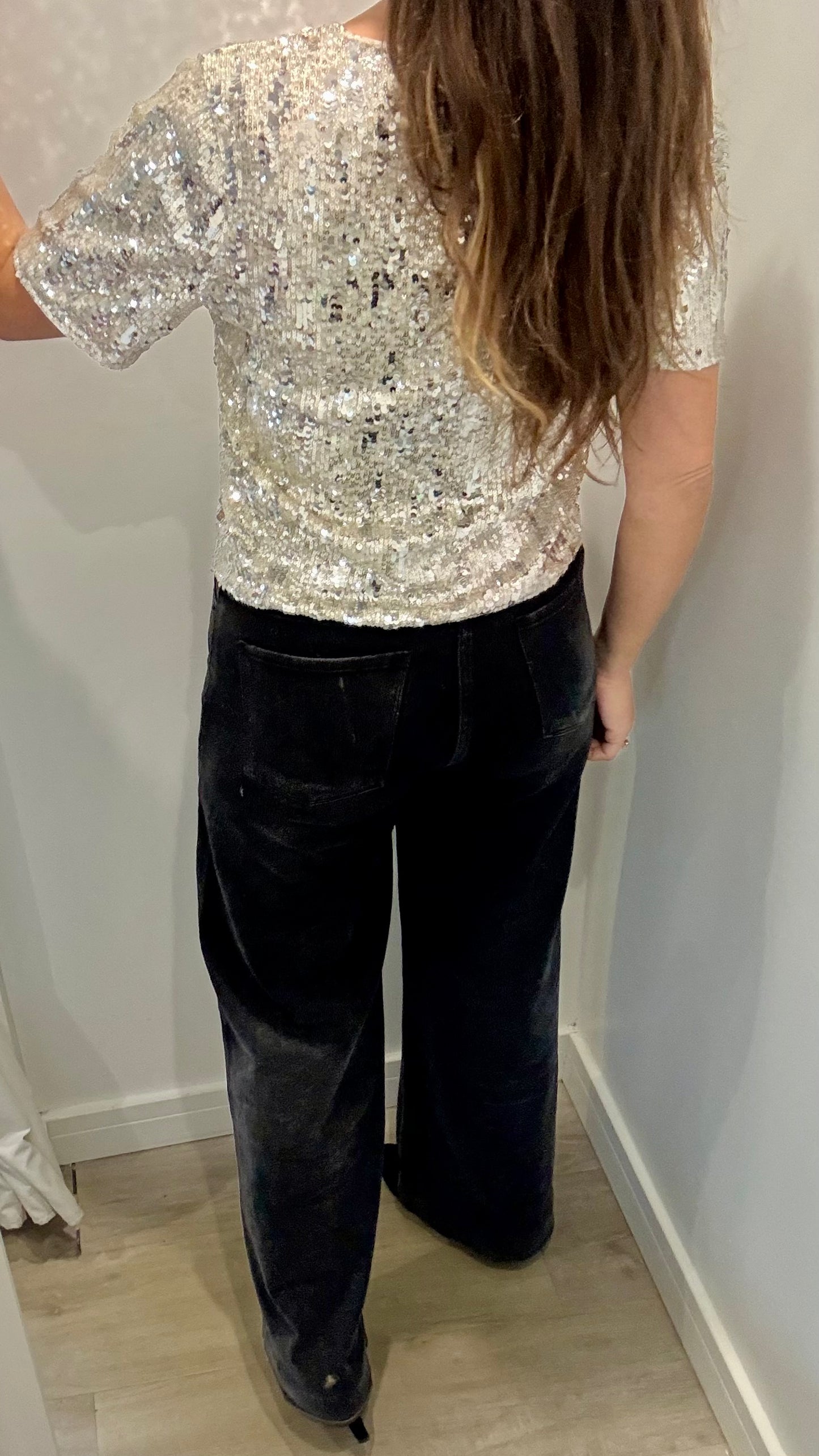 SILVER SEQUIN V NECK SHORT SLEEVE TOP