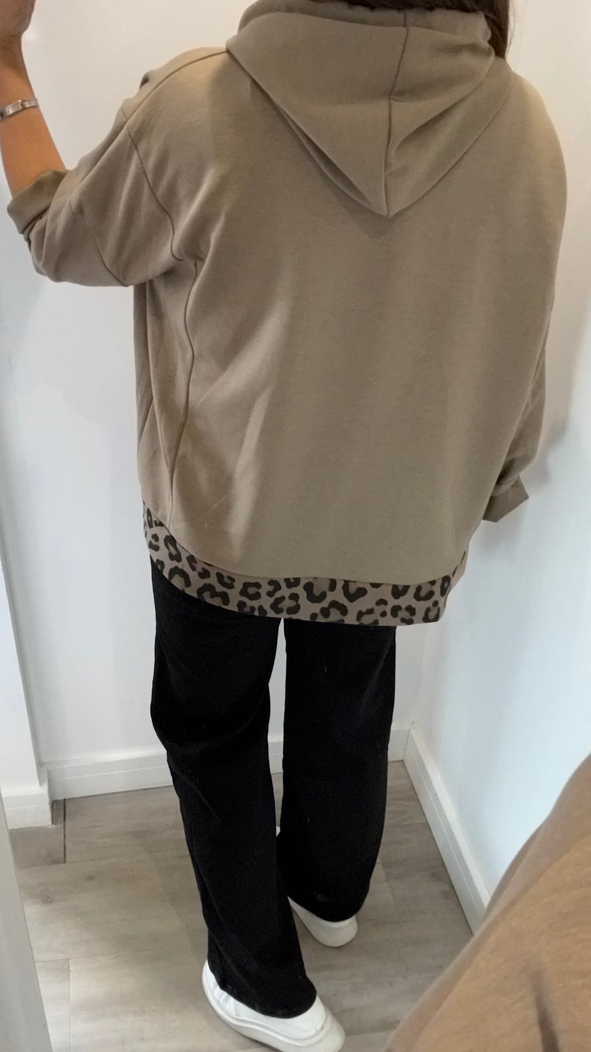 THE LEOPARD TRIM RELAXED HOODIE — MOCHA