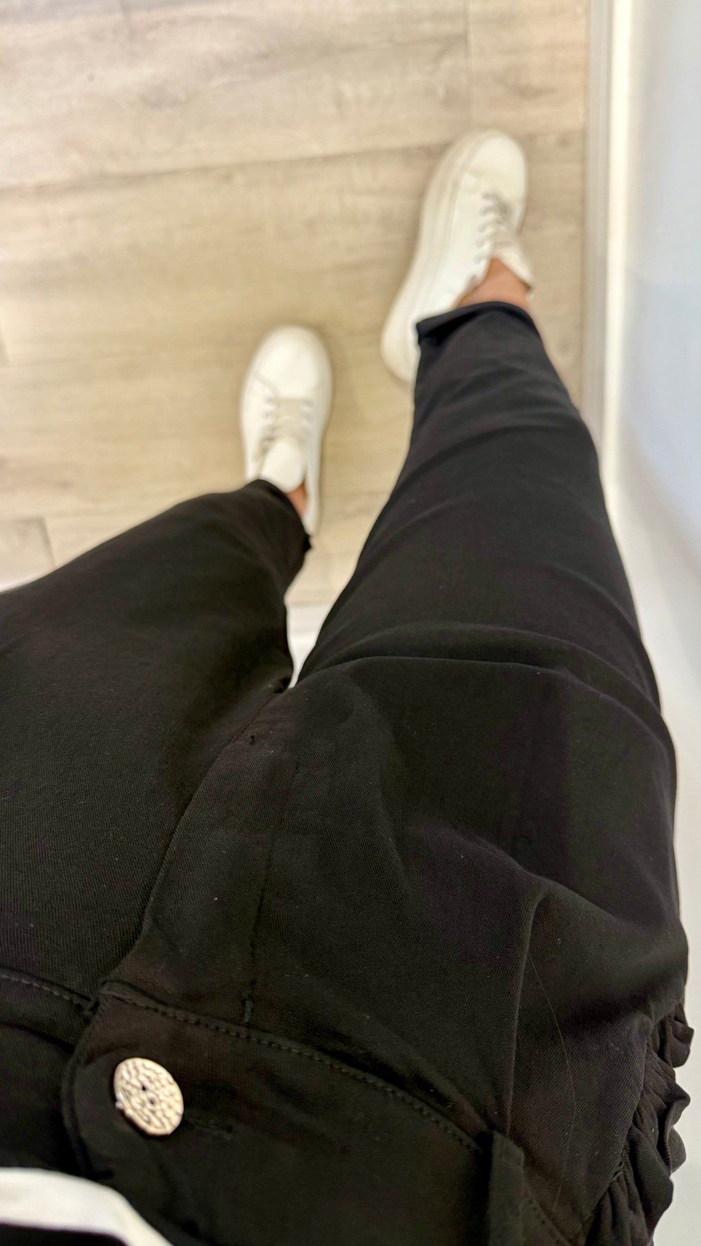 BLACK CHINO MAGIC PANT WITH FRILL POCKET