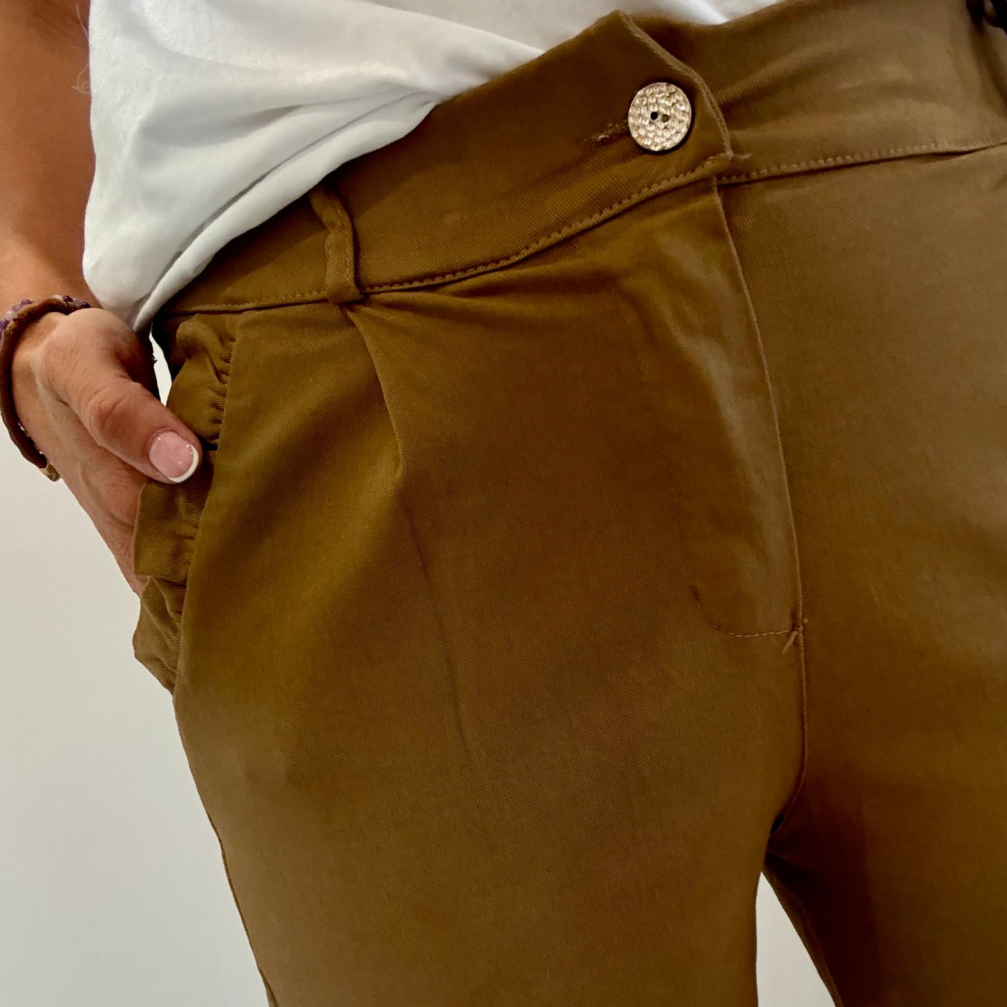 CAMEL CHINO MAGIC PANT WITH FRILL POCKET