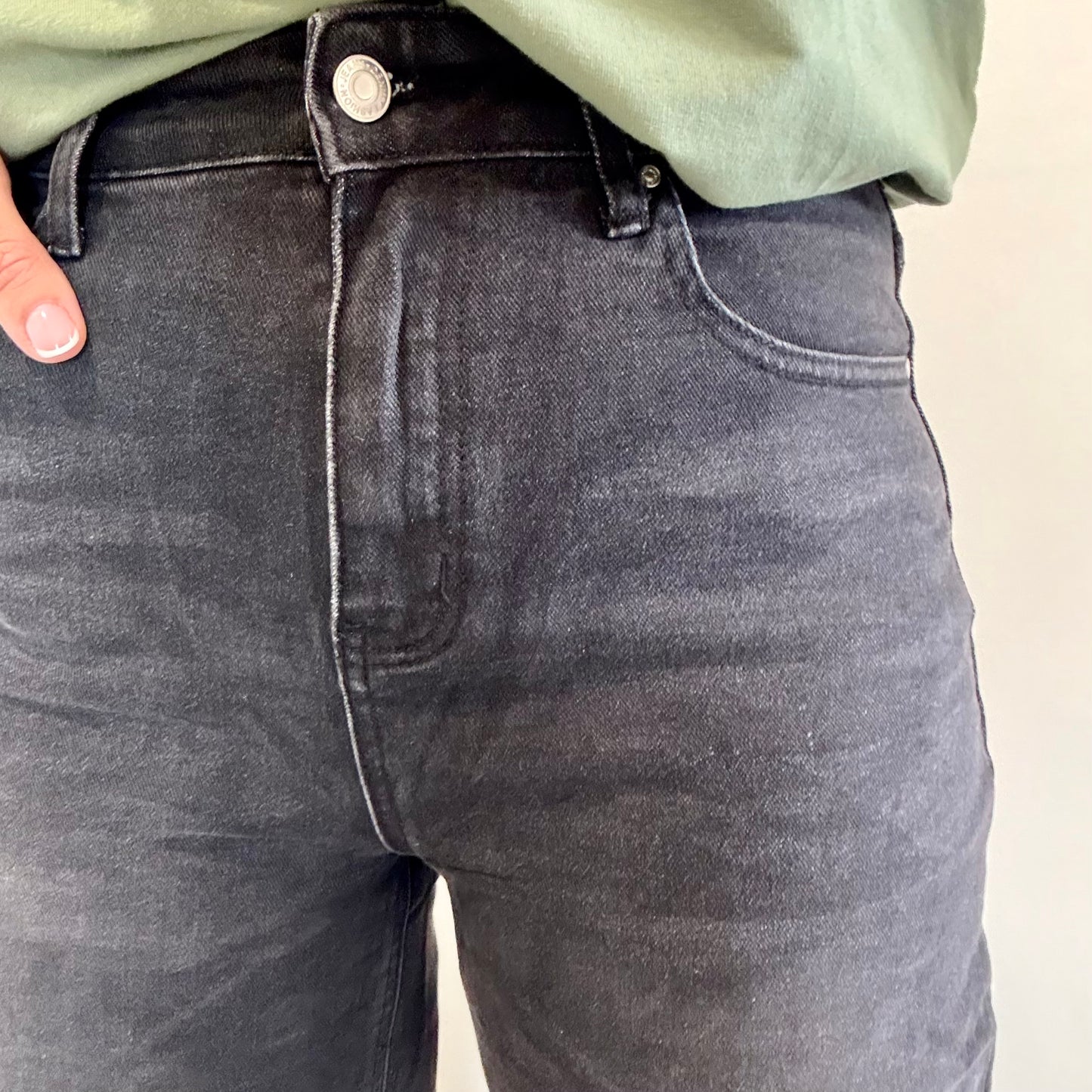 BLACK BALLOON BARREL-LEG MOM JEANS