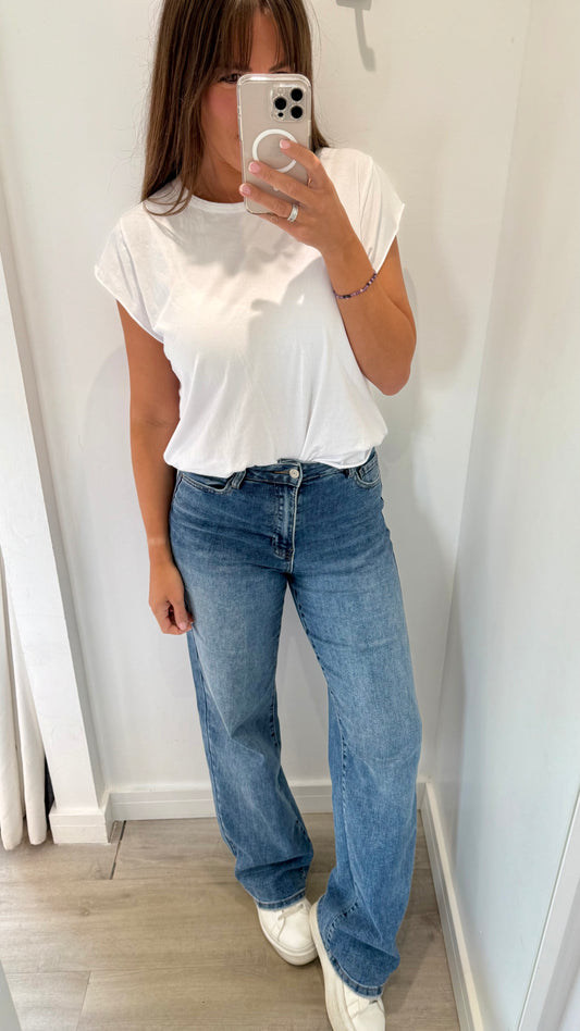 MID WASH STRAIGHT LEG JEANS - LONGER LENGTH WITH STRETCH