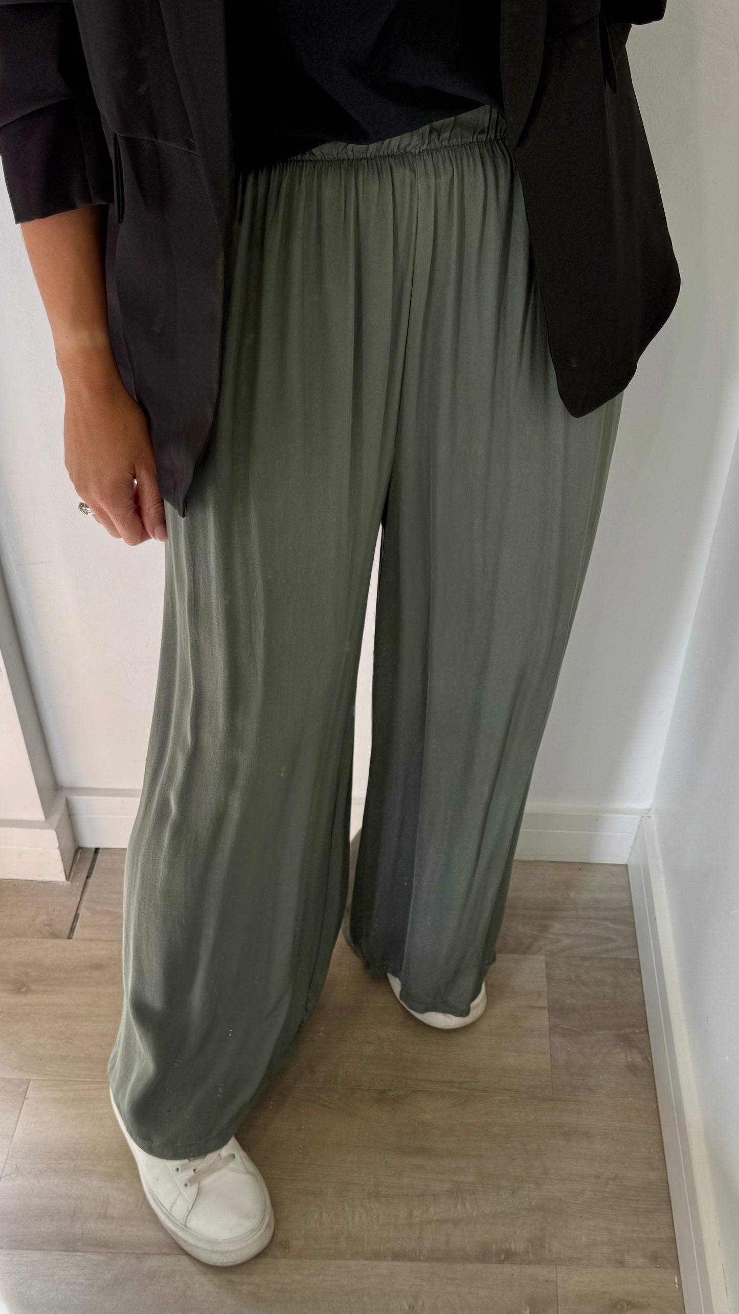 KHKAI ELASTICATED WAIST WIDE-LEG TROUSERS