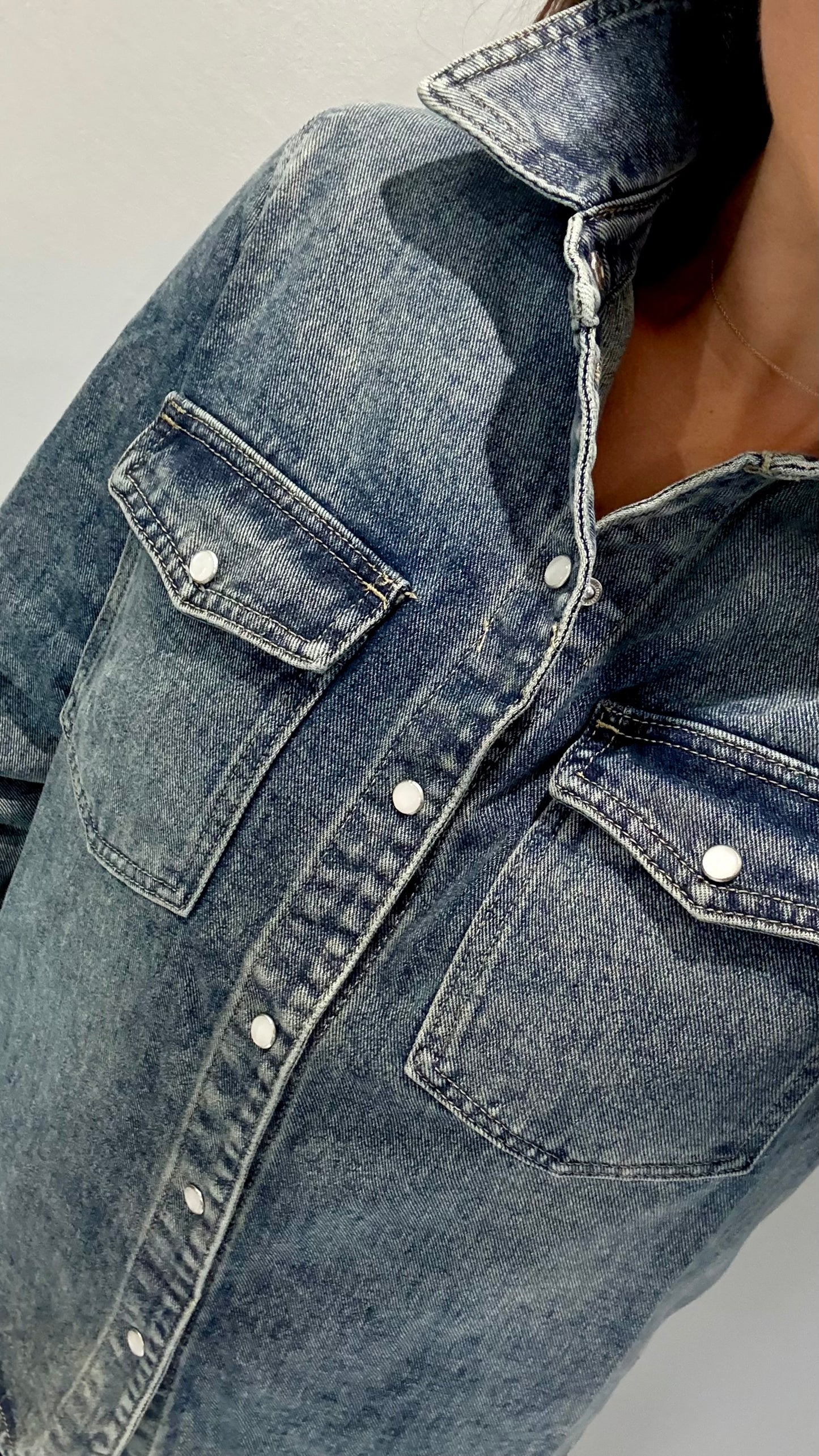 VINTAGE WASH PEARLESCENT BUTTON DENIM SHACKET