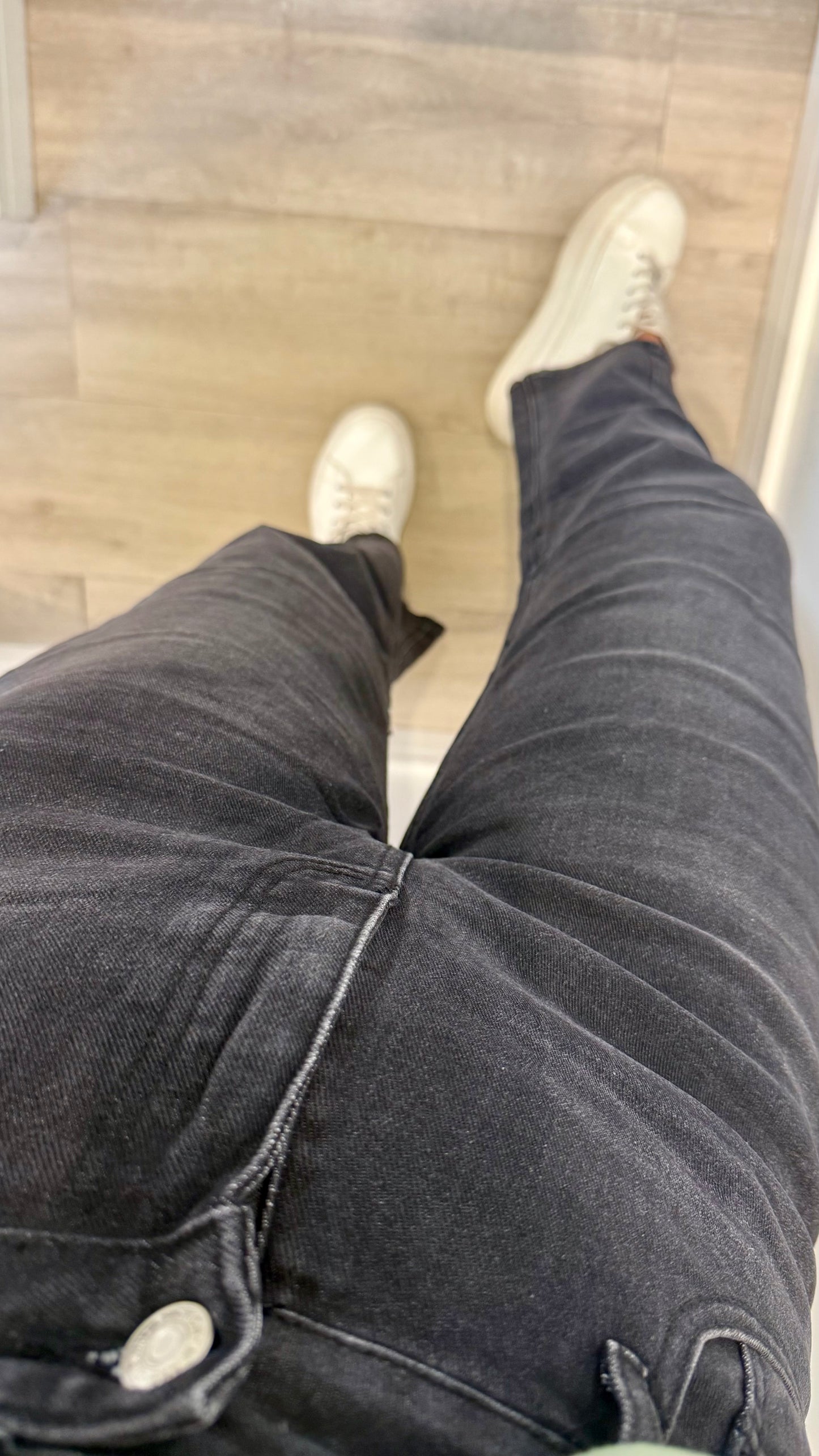 BLACK BALLOON BARREL-LEG MOM JEANS