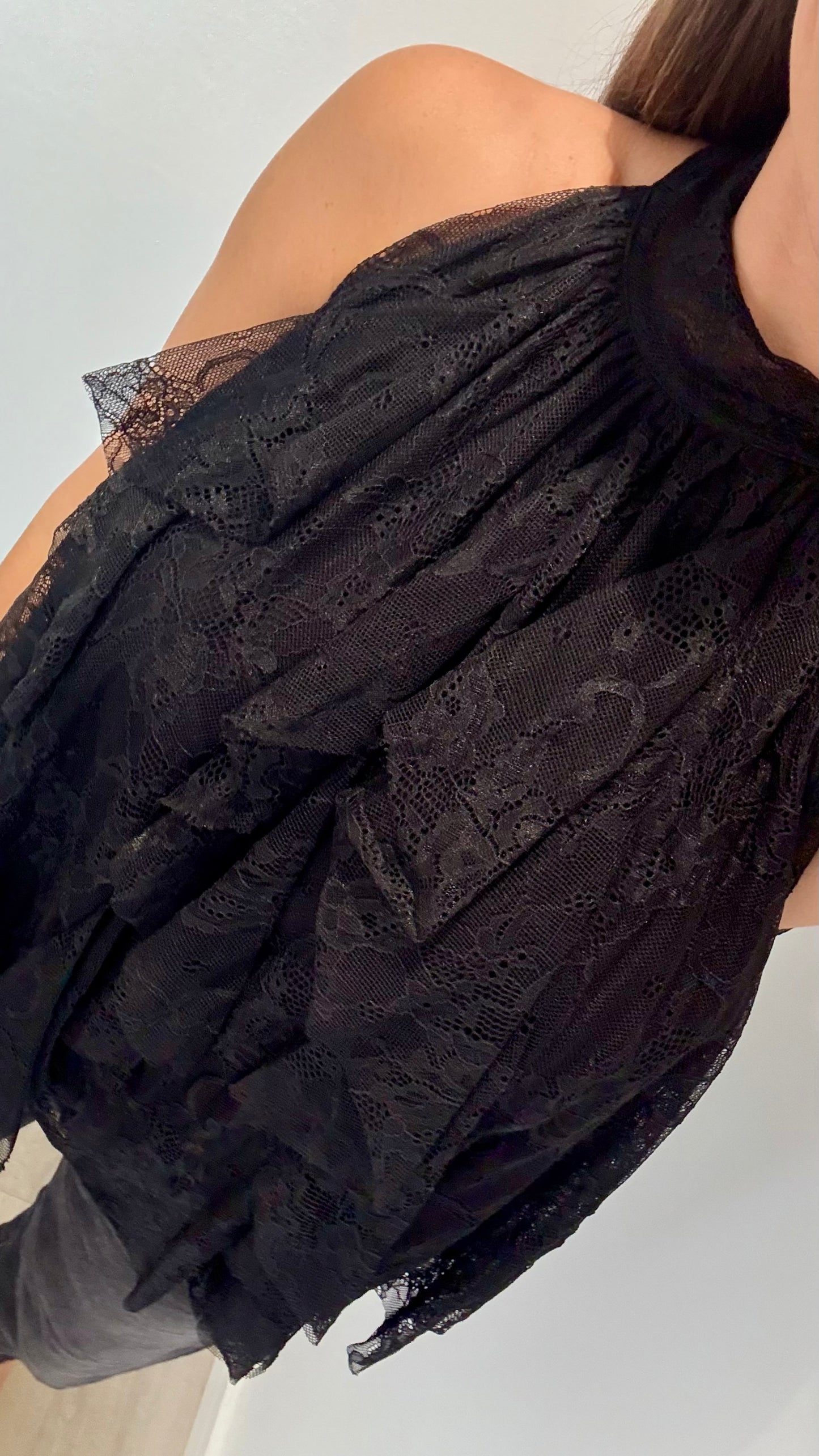 HALTERNECK LACE RUFFLE TOP