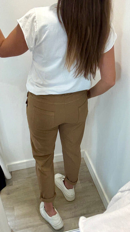 CAMEL CHINO MAGIC PANT WITH FRILL POCKET