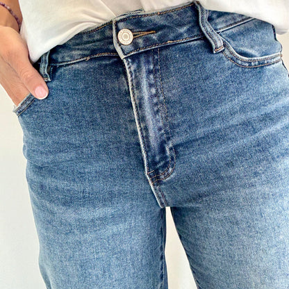 MID WASH DAD FIT JEANS - LONGER LENGTH WITH STRETCH