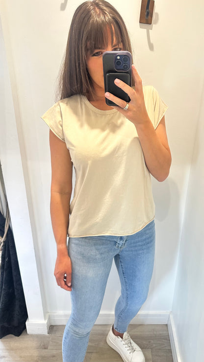 SAND CAP SLEEVE TEE