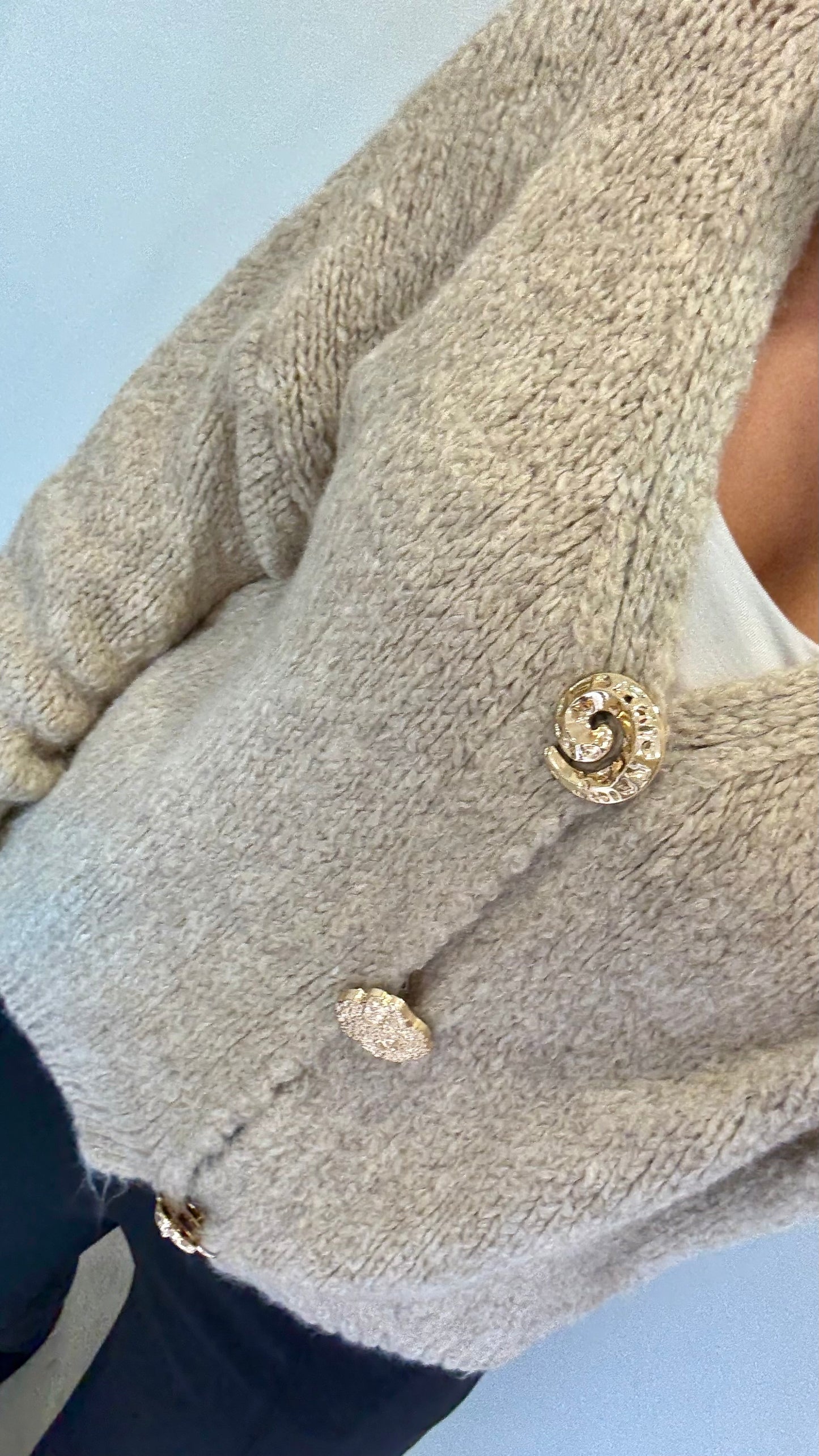 LATTE MULTI-DETAIL GOLD BROACH CARDIGAN