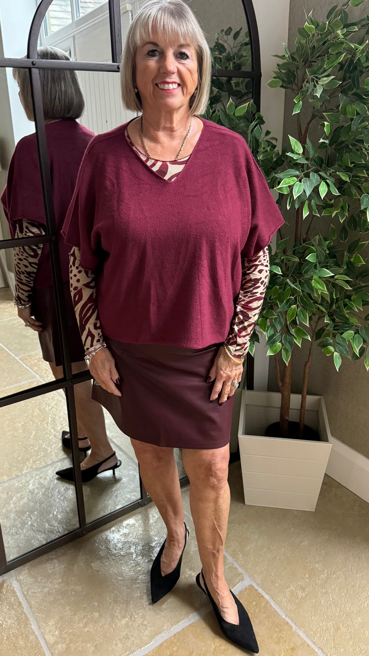 BURGUNDY V-NECK SHORT SLEEVE KNIT