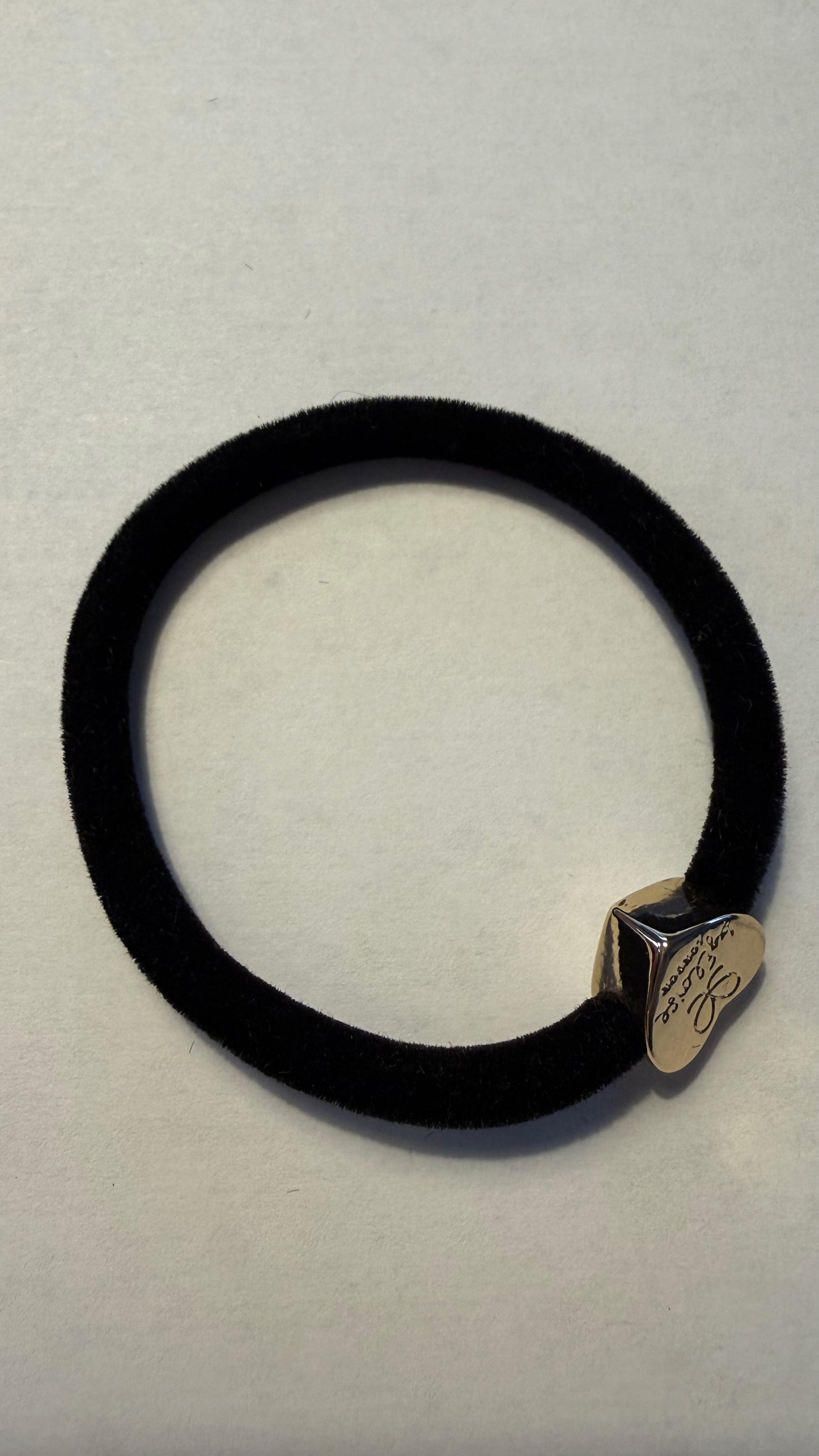 BYELOISE BLACK VELVET BAND WITH GOLD HEART CHARM