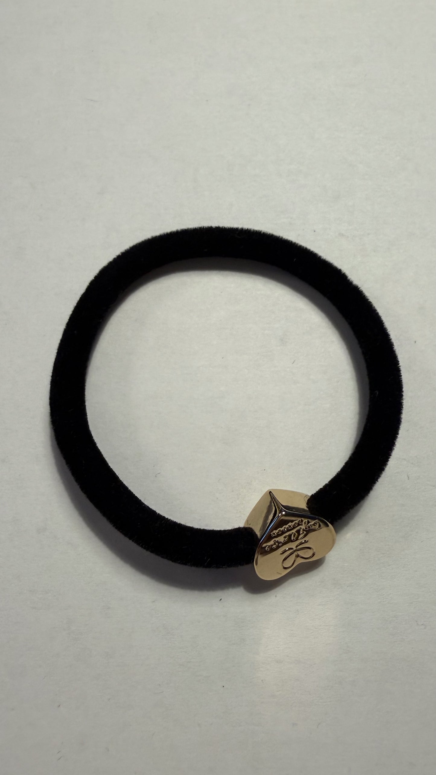 BYELOISE BLACK VELVET BAND WITH GOLD HEART CHARM