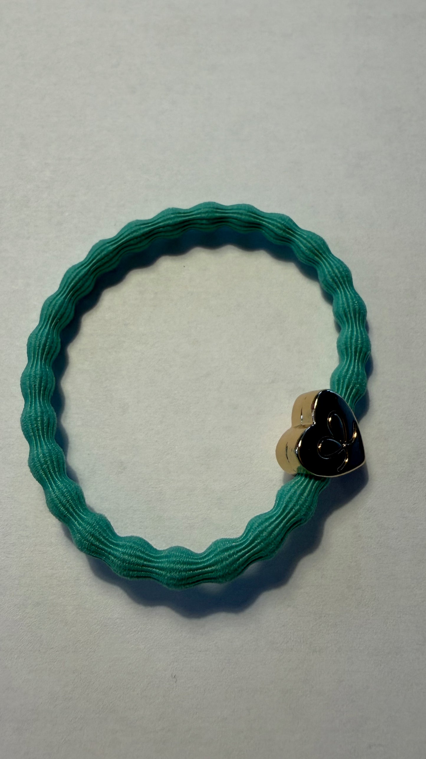 BYELOISE JUNGLE GREEN BANGLE BAND WITH GOLD HEART CHARM