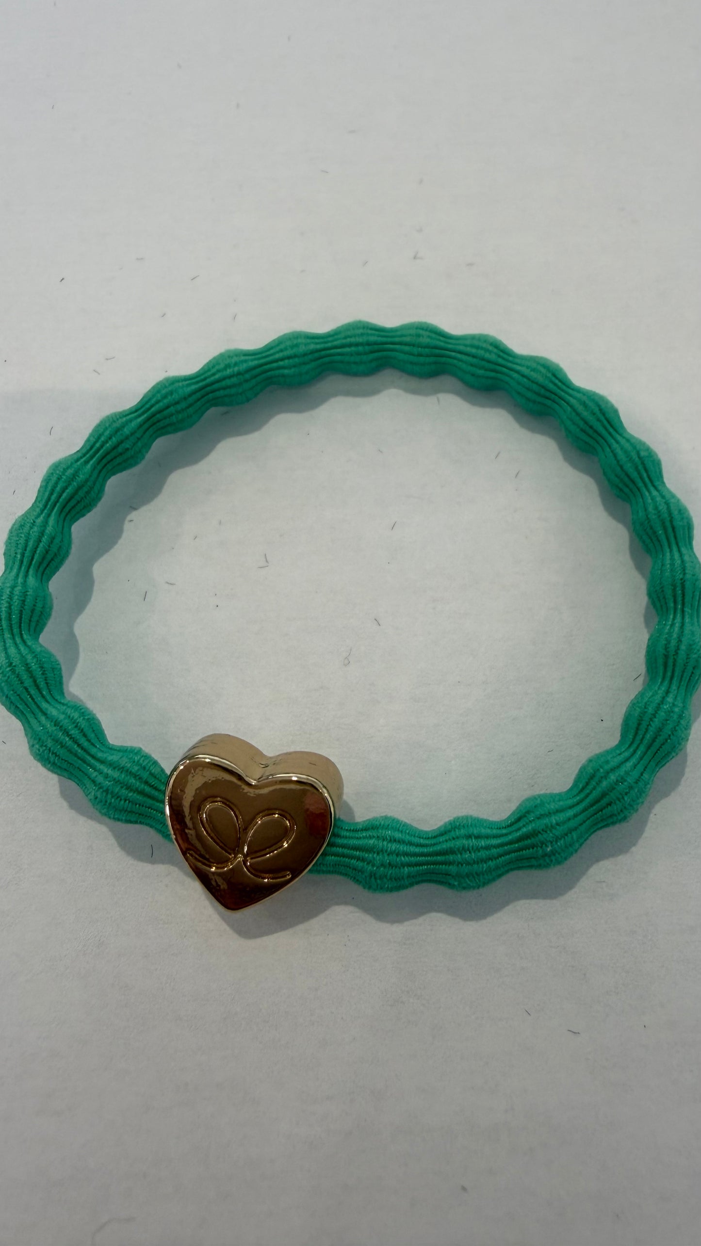 BYELOISE JUNGLE GREEN BANGLE BAND WITH GOLD HEART CHARM