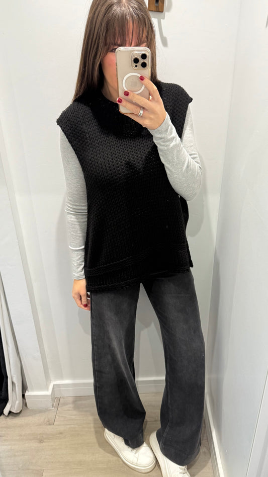 BLACK CABLE KNIT SLEEVELESS TURTLENECK VEST