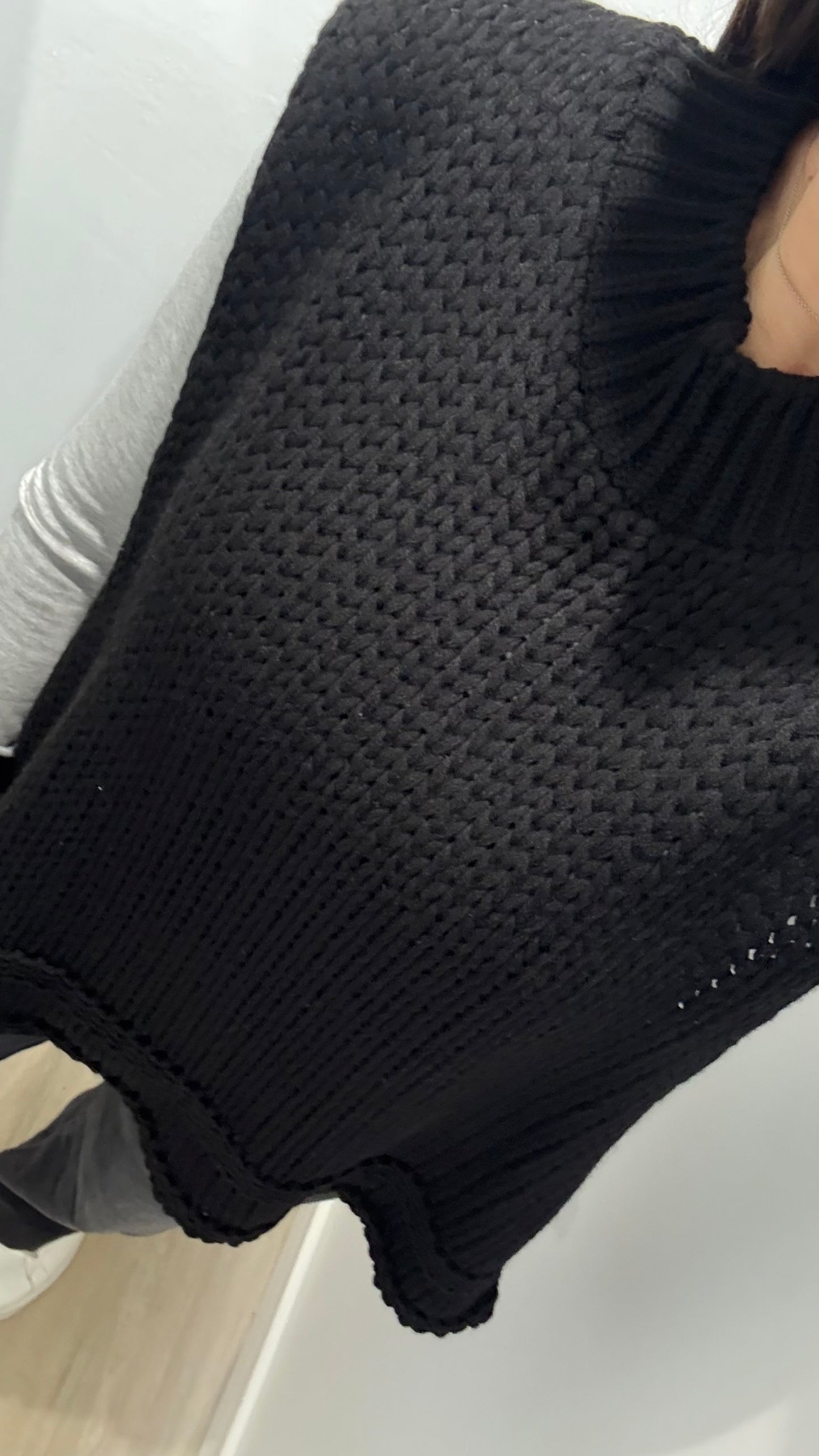 BLACK CABLE KNIT SLEEVELESS TURTLENECK VEST