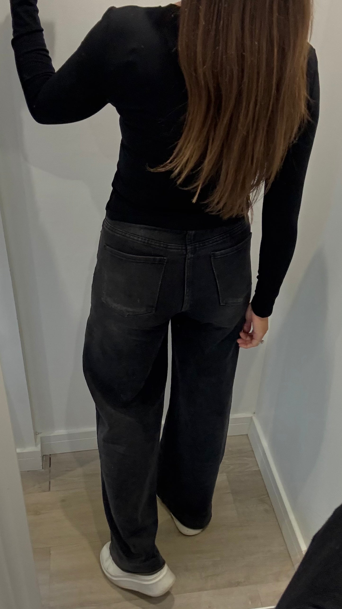 BLACK ROUND NECK TOP