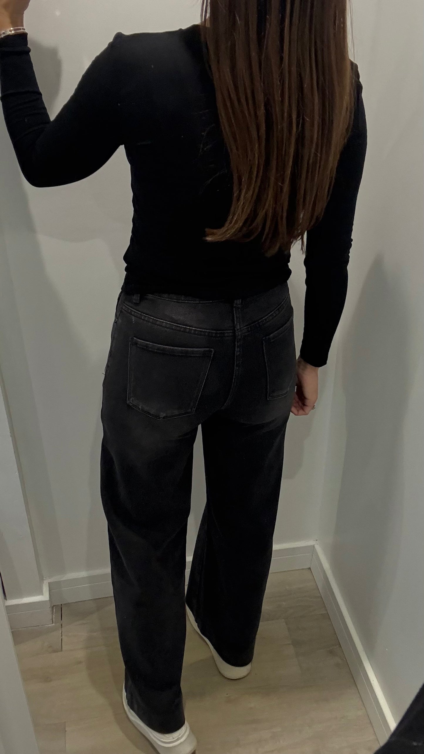 BLACK ROUND NECK TOP