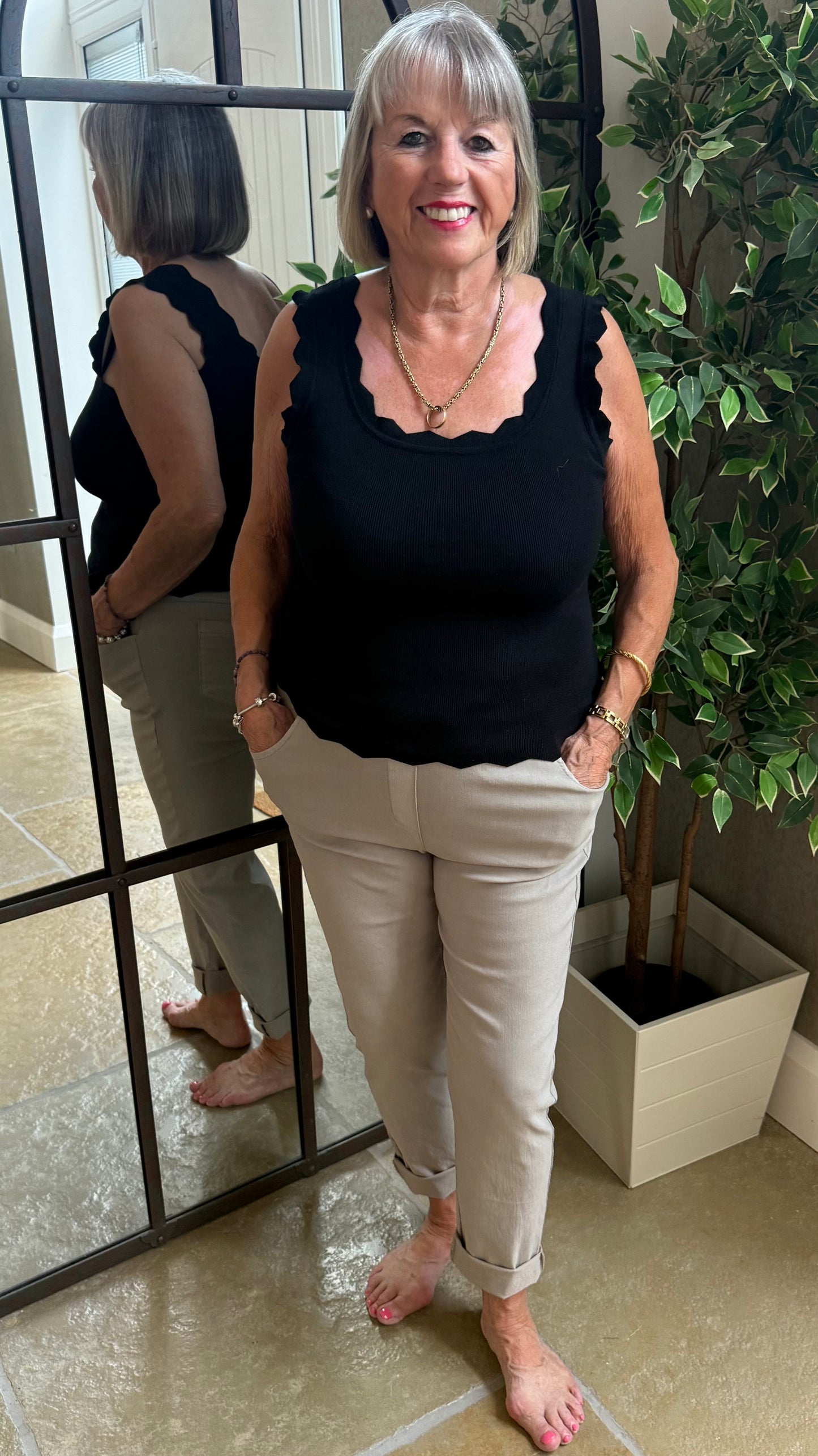 BLACK SCALLOP VEST TOP