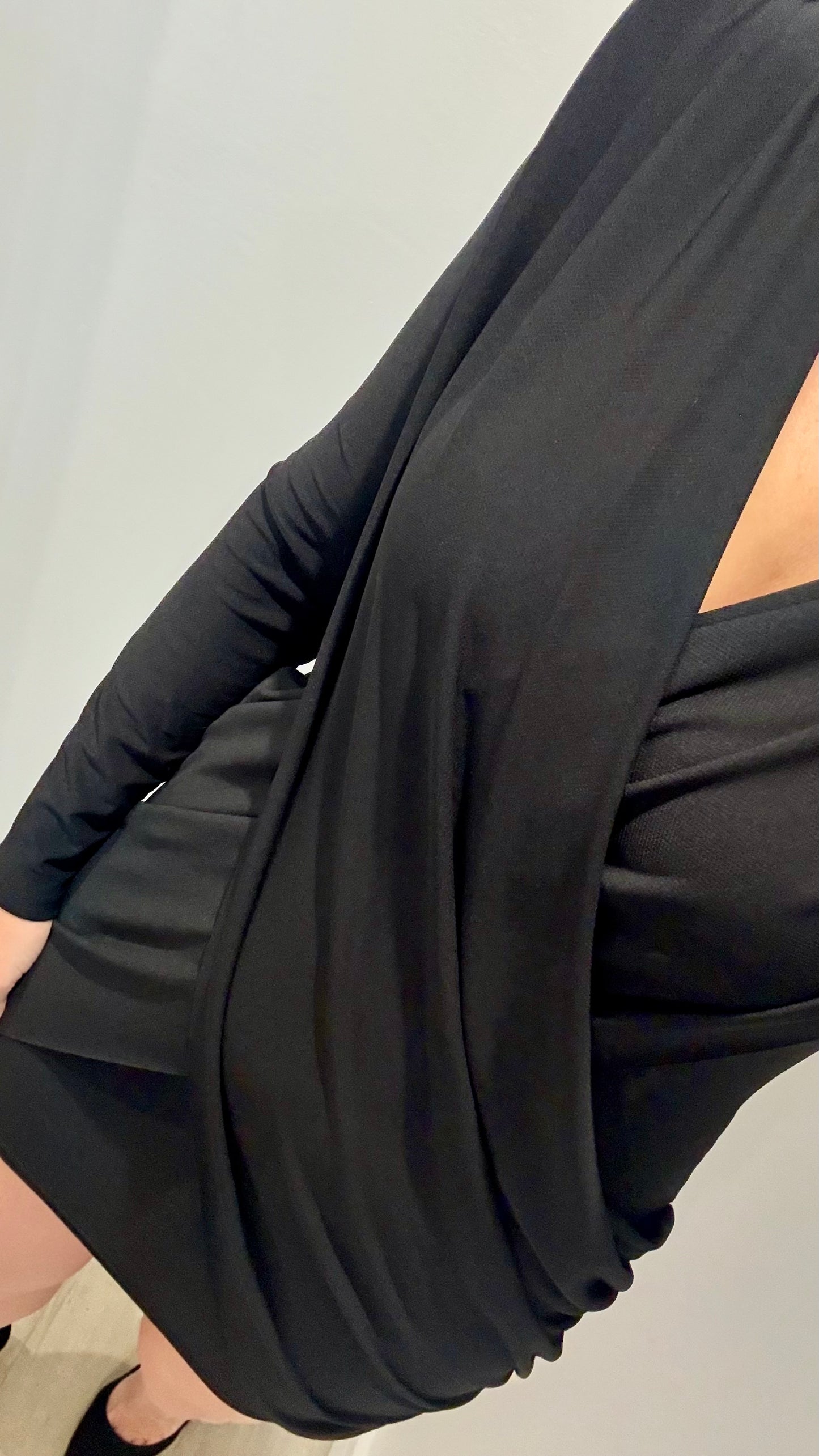 BLACK WRAP STYLE V-NECK DRESS