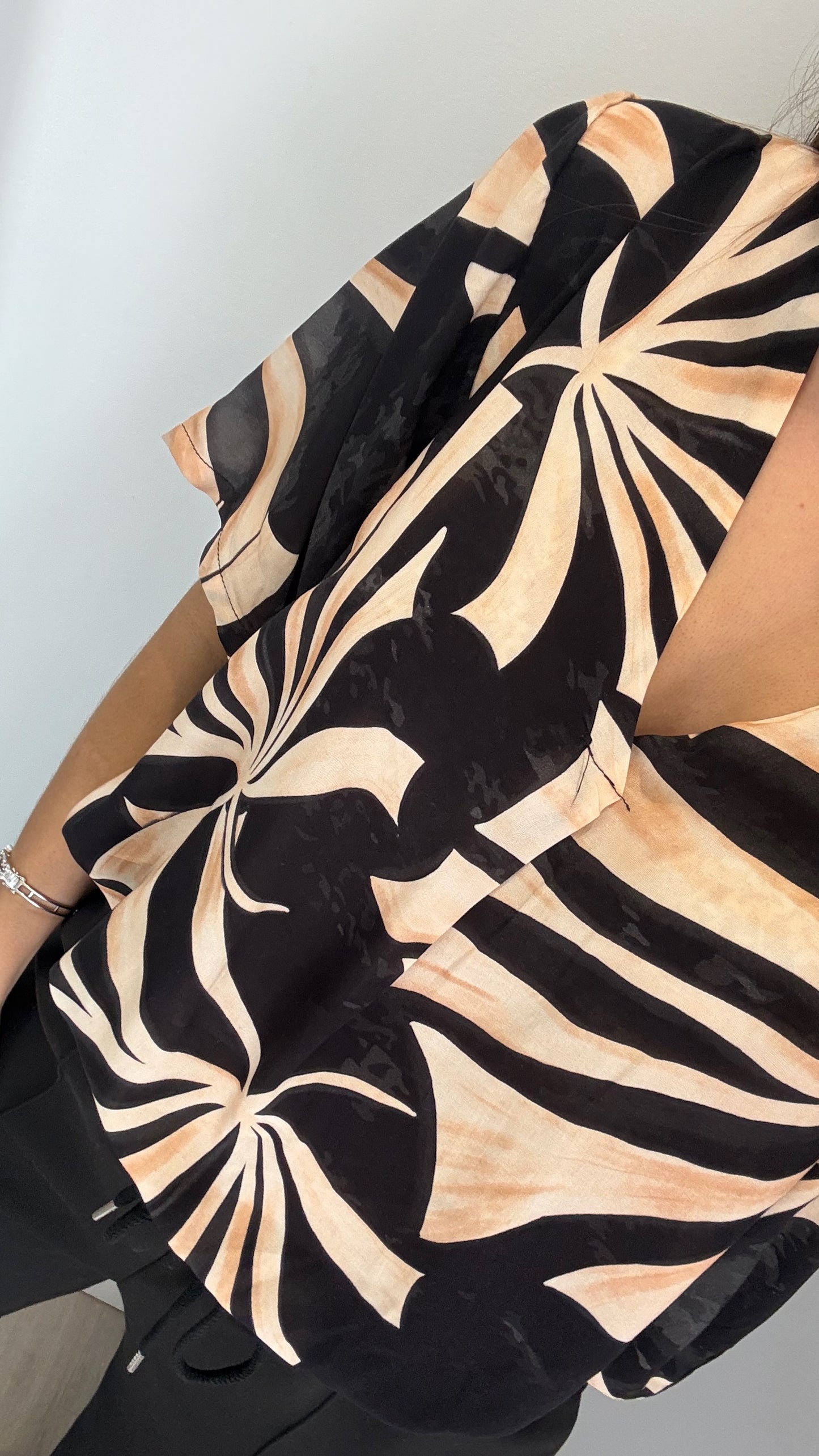 BOTANICAL PRINT V NECK TOP