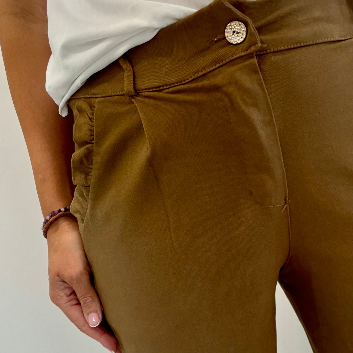 CAMEL CHINO MAGIC PANT WITH FRILL POCKET