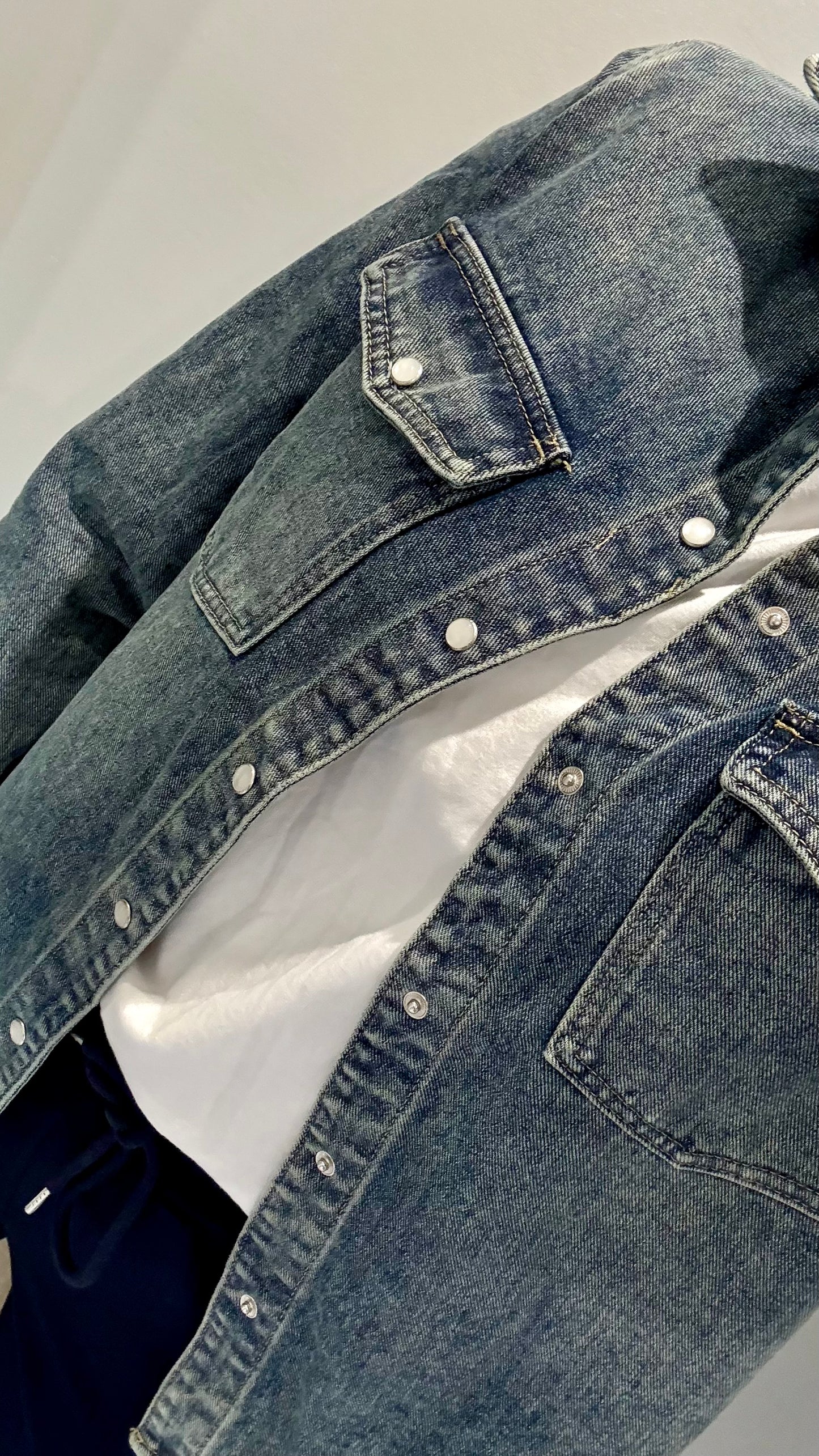 VINTAGE WASH PEARLESCENT BUTTON DENIM SHACKET