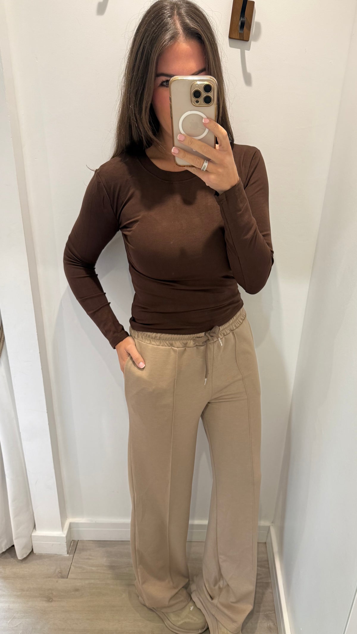 CHOCOLATE BROWN ROUND NECK STRETCH TOP