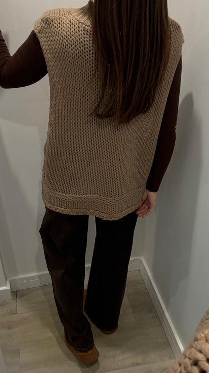 CAMEL CABLE KNIT SLEEVELESS TURTLENECK VEST