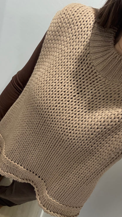 CAMEL CABLE KNIT SLEEVELESS TURTLENECK VEST
