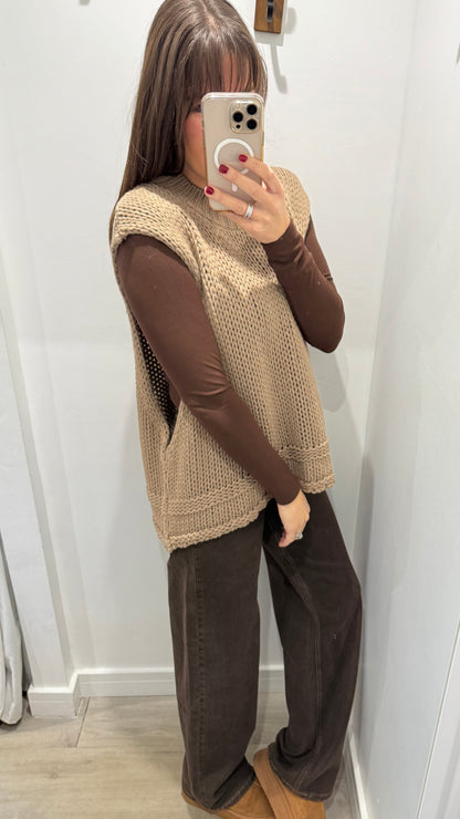 CAMEL CABLE KNIT SLEEVELESS TURTLENECK VEST