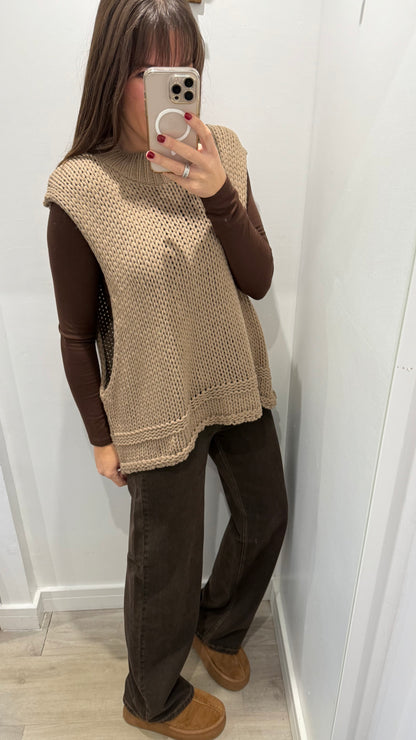 CAMEL CABLE KNIT SLEEVELESS TURTLENECK VEST