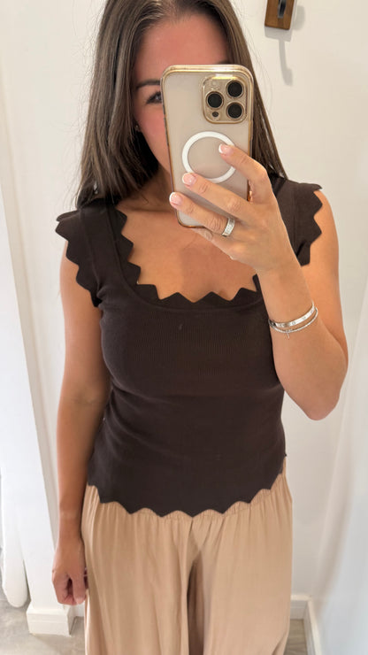 CHOCOLATE SCALLOP VEST TOP